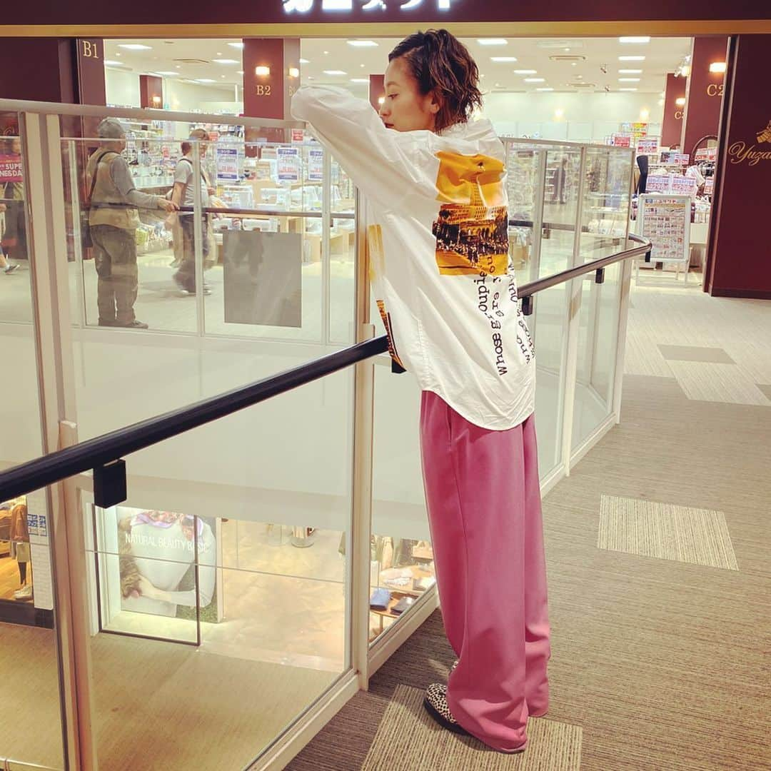 西山茉希さんのインスタグラム写真 - (西山茉希Instagram)「お仕事時間は母ちゃんのお一人様時間。  好きなアイテムはだいたいメンズ。 好きなアイテムはだいたいユルーズ。  そんな本日の西山です。  #BANA #noisemaker  #メンズアイテム #ロケ曜日  @worldstyling.corp  @banalosangeles  @noisemaker_jpn」10月9日 16時43分 - maki.nshiyama50