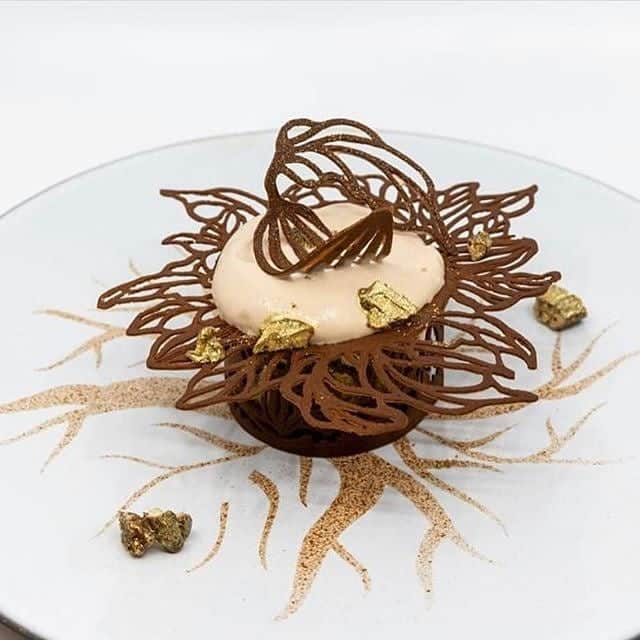 ショコラ de イースター by Valrhonaのインスタグラム：「ヴァローナC3コンクールの地域別ファイナリストが決定しました。おめでとうございます！  今年のテーマである「バイベ・ラクテ46％」を使用した受賞作品をご紹介します。  1. @yoannnormand – フランス 2. @alessandro_bartesaghi – アジア 3. @martixoc – スペイン 4. @bhardwaj_ankit – 中東・アフリカ 5. @jaredcjl – スカンジナビア 6. @gorecki_mariusz – その他の地域  #ヴァローナ #ヴァローナジャポン #ヴァローナC3 #ヴァローナシーキューブ #パティシエ #パティスリー #チョコレート #バイベラクテ #デザート #Valrhona #Valrhonajapon #ValrhonaC3 #valrhonachocolate #ecolevalrhona #pastry #pastrychef #patisserie #chocolate #bahibe #plateddessert」