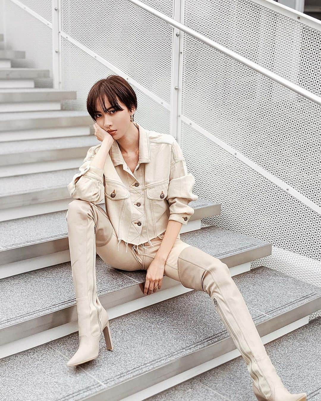 ソンイのインスタグラム：「クリーム色な日🦙👢🐑🥥🍨 🏷Gジャン : @alexiastam_official 🏷スキニーデニム : @alexiastam_official 🏷ニーハイブーツ : @yelloshoes_official 🏷ピアス : @akte_official」