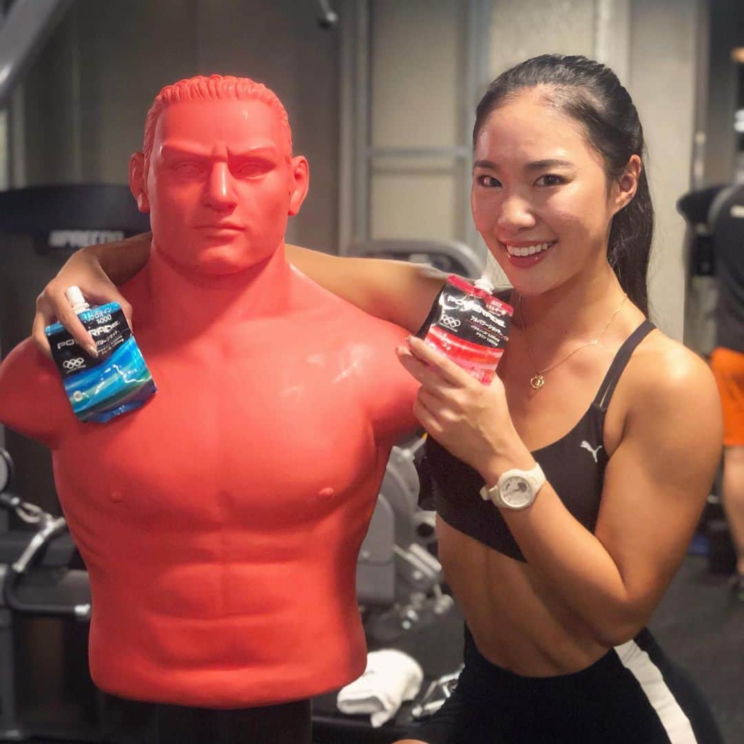 のインスタグラム：「9月30日発売のパワーエイドを飲んでみたよ！ 仕事終わりのサーキットトレーニング中にフルパワーショットでエナジーチャージしたよ😎🔥 急いでる時に手軽にエナジーチャージできて、パフォーマンスも上がる気がする！トレーニング後はリカバリーショットの方を飲んだよ😴 #POWERADE  #パワーエイド  #どこまでいけるか  #PR」
