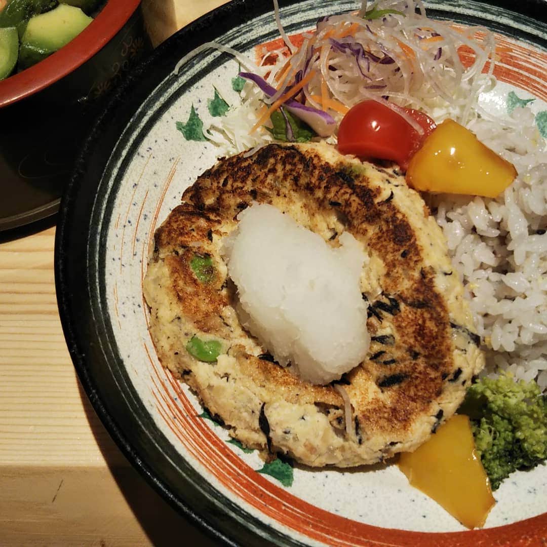 北海道知床漁場 伊丹店のインスタグラム：「豆腐ハンバーグです！健康的なお料理はお好きですか？ #かき #かに #ハンバーグ#北海道#サンマ#刺身#伊丹#オアシス#コース#宴会#海鮮丼#かき#カフェ」