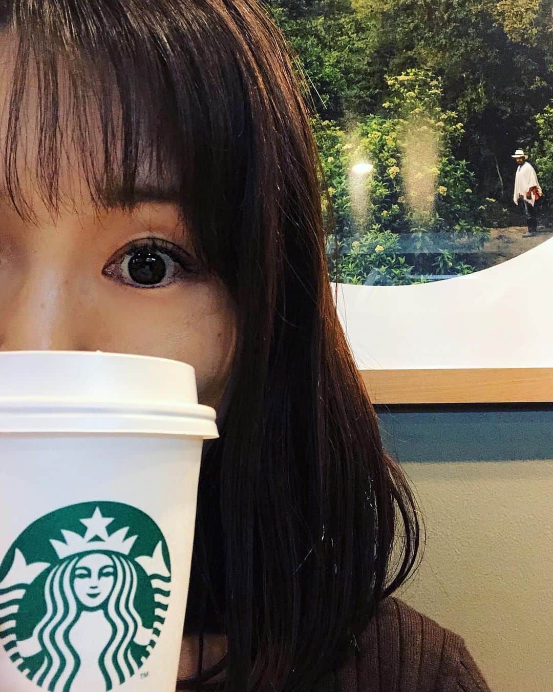 のインスタグラム：「あさって11日(金)発売のスターバックス ハロウィンマスカレードパーティーシリーズのラズベリーモカを一足早く飲んできたよ！ ホイップなしにしたので映えない‥映えないわーー笑 ホイップがあるだけで華やかになるもんね。 いつものようにシナモンとココアパウダーを振り振り。 ラズベリーが効いていて最後の一滴まで美味しかったーー♡ またこのカスタマイズで飲みたい(´∀｀*) まつエク後でノーメイクのため全顔自撮りは自粛w  #藤田りえ #アナウンサー #フリーアナウンサー #スタバ #コーヒー #スターバックス  #ハロウィン #ハロウィンマスカレード  #ハロウィンマスカレードラズベリーモカ  #ラズベリーモカ #スターバックスマスカレード #スタバ新作 #スタバ新作カスタム #スタバ好きさんと繋がりたい」