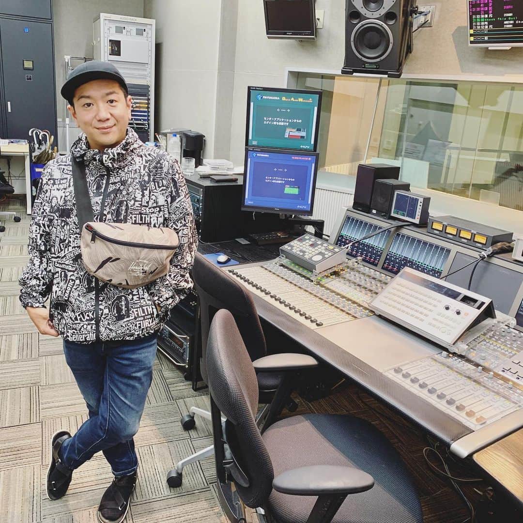 LITTLEのインスタグラム：「愛韻RADIOリトルソロ後編です！来週はTVいけます！福岡いました！ #愛韻  https://www.youtube.com/watch?v=LmLw2z-q8iM&feature=youtu.be #fmfukuoka #musicmiston #荷物少ない」
