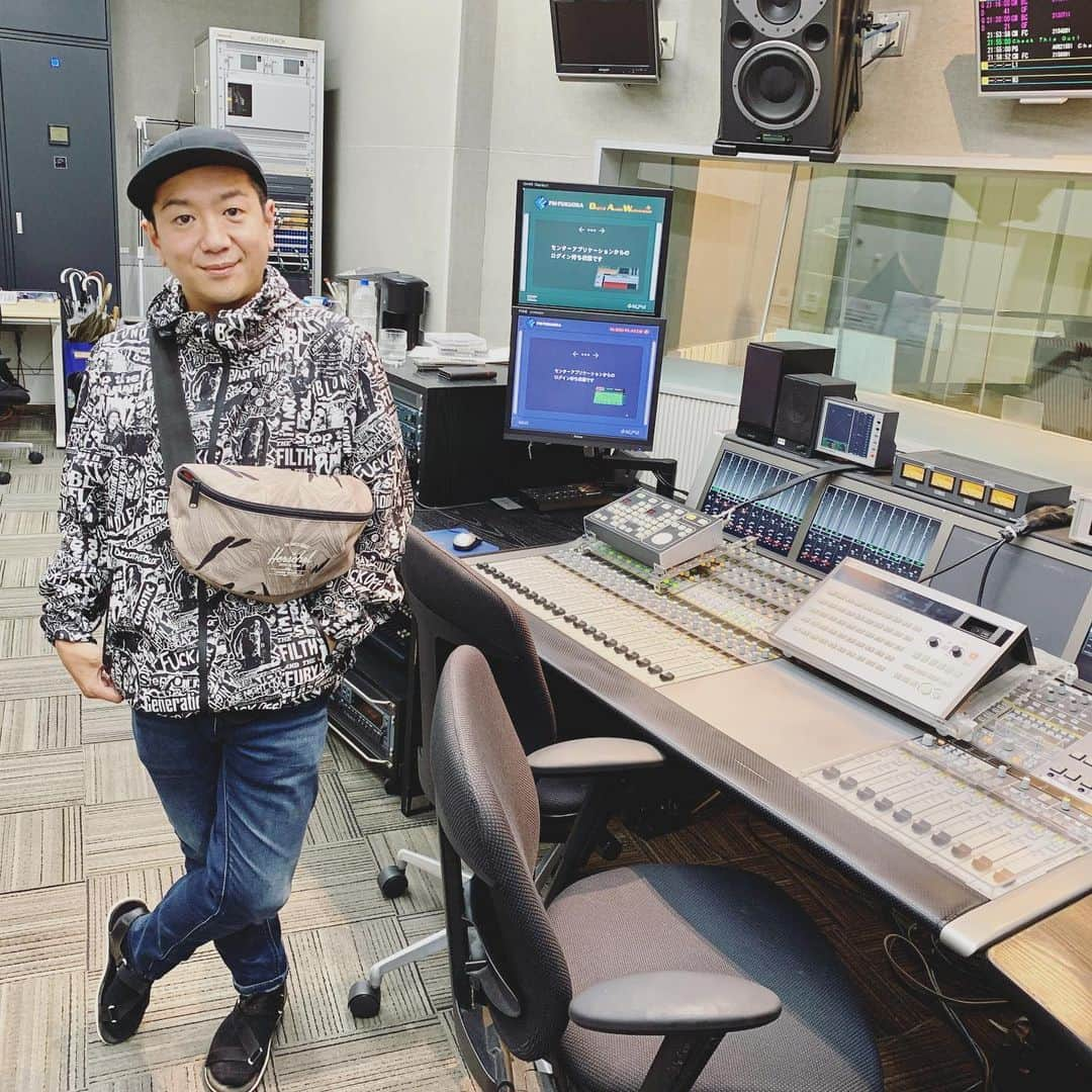 LITTLEさんのインスタグラム写真 - (LITTLEInstagram)「愛韻RADIOリトルソロ後編です！来週はTVいけます！福岡いました！ #愛韻  https://www.youtube.com/watch?v=LmLw2z-q8iM&feature=youtu.be #fmfukuoka #musicmiston #荷物少ない」10月9日 16時58分 - little8og