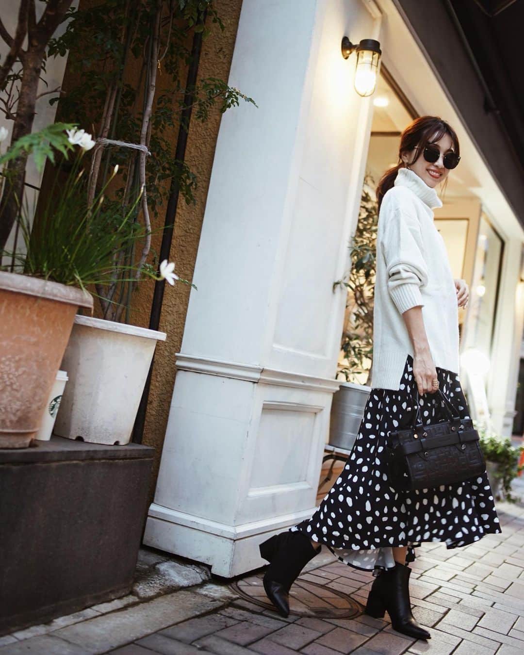 喜田彩子さんのインスタグラム写真 - (喜田彩子Instagram)「﻿ ﻿ 昨日お買い物したダルメシアン柄スカート&ブーツ。﻿ スカートはオリジナルプリントで、よーく見るとハートが🤤♥️﻿ ﻿ 秋冬に柄スカートが欲しくて色々見てたけど、これがしっくり！﻿ 21日まで「アトレ恵比寿本館4F」で開催されているPOP  UPで購入したんだけど、﻿ onlineでも今日から発売だって✨﻿ ﻿ ﻿ designerの @wadaarisa ちゃんが着ていたボア素材とコンビのブルゾンも可愛くてめちゃくちゃ迷っております🐻💕﻿ いつもサイズが心配なので、POP UPで試着出来るのが本当嬉しい！﻿ ﻿ コートの重さだったり、生地感も見れると安心。﻿ で、他にもお買い物しちゃった🙄﻿ 私のコーデを好いてくれている方は絶対タイプなSHOPだと思います♩﻿ ﻿ ﻿ ﻿ @leoryxebloa_official﻿ #leoryxeblóa #fashion #outfit #ootd #coordinate #simple  #instagood #mamacode #mom  #엄마 #패션 #156センチコーデ #sサイズコーデ #お出かけコーデ #夏コーデ #春夏コーデ #シンプルコーデ #ファッション #コーディネート #コーデ #ママ #ママコーデ #スカートコーデ #柄スカート #レオリーエブロア﻿ ﻿ ﻿ ﻿ ﻿ ﻿ ﻿」10月9日 8時13分 - ayacokida