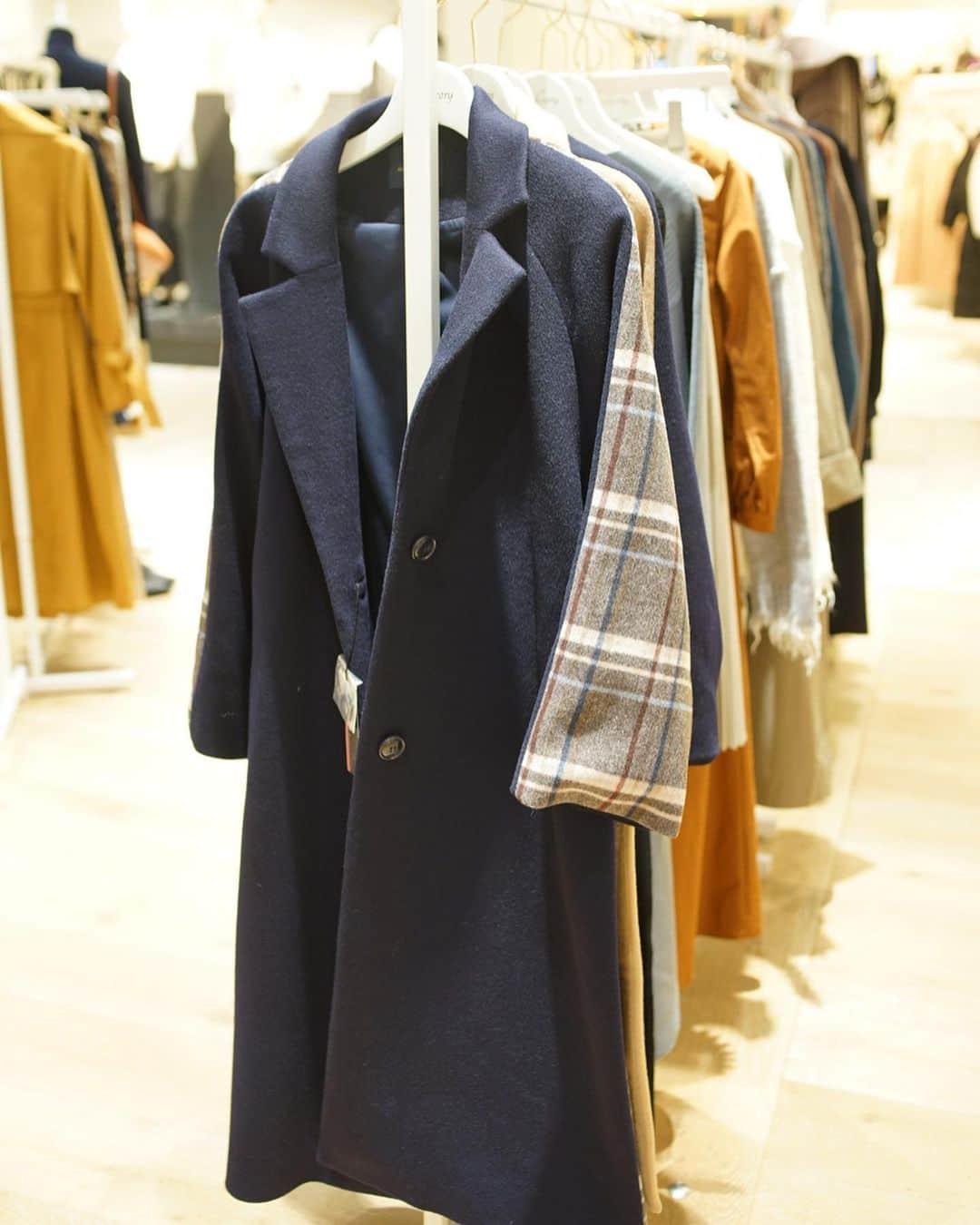 喜田彩子さんのインスタグラム写真 - (喜田彩子Instagram)「﻿ ﻿ 昨日お買い物したダルメシアン柄スカート&ブーツ。﻿ スカートはオリジナルプリントで、よーく見るとハートが🤤♥️﻿ ﻿ 秋冬に柄スカートが欲しくて色々見てたけど、これがしっくり！﻿ 21日まで「アトレ恵比寿本館4F」で開催されているPOP  UPで購入したんだけど、﻿ onlineでも今日から発売だって✨﻿ ﻿ ﻿ designerの @wadaarisa ちゃんが着ていたボア素材とコンビのブルゾンも可愛くてめちゃくちゃ迷っております🐻💕﻿ いつもサイズが心配なので、POP UPで試着出来るのが本当嬉しい！﻿ ﻿ コートの重さだったり、生地感も見れると安心。﻿ で、他にもお買い物しちゃった🙄﻿ 私のコーデを好いてくれている方は絶対タイプなSHOPだと思います♩﻿ ﻿ ﻿ ﻿ @leoryxebloa_official﻿ #leoryxeblóa #fashion #outfit #ootd #coordinate #simple  #instagood #mamacode #mom  #엄마 #패션 #156センチコーデ #sサイズコーデ #お出かけコーデ #夏コーデ #春夏コーデ #シンプルコーデ #ファッション #コーディネート #コーデ #ママ #ママコーデ #スカートコーデ #柄スカート #レオリーエブロア﻿ ﻿ ﻿ ﻿ ﻿ ﻿ ﻿」10月9日 8時13分 - ayacokida