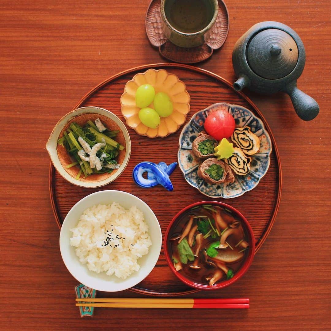Kaori from Japanese Kitchenさんのインスタグラム写真 - (Kaori from Japanese KitchenInstagram)「春菊を牛肉で巻いた肉巻きが美味しい朝。味付けはすき焼き風です。 ・ おはようございます。 春菊の牛肉巻きに、海苔入り玉子焼き。 京都で買った青紅葉の生麩を添えて。 春菊とからし水菜は #ココノミ さんのお野菜です。 全てのお野菜の味が濃いです！ 調味料を少なくしても美味しい。 静岡で買ったシャインマスカットは あっという間になくなりました。 あと1房買えばよかったな… お盆の真ん中にいる動物はなんでしょう。 ・ 昨日入籍しました。区役所に設置されていた謎のフォトブースで撮ったシュールな一枚。突然のご報告失礼しました。変わらず一人旅しますが二人で仲良くやっていきたいと思います。よろしくお願いします。 ・ 【おしながき】 白米とごまふりかけ #バーミキュラ 酒井さんのぶなしめじ(奈良県産)と三つ葉の赤だし 春菊の牛肉巻き、海苔入り玉子焼き、トマトのだしびたし 半兵衛麩の青紅葉麩 山口さんの赤からし水菜(奈良県産)とお揚げさんの炊いたん シャインマスカット ＊今回薬膳走り書きはお休みです＊ ・ Good morning! Here’s Japanese breakfast:Baked rice, red miso soup, simmered rolled beef and cherry tomato, rolled omelet, simmered Japanese spinach and fried bean curd, and muscat as a dessert. I got married yesterday. ・ ・ 2019.10.9 Wed ・ #japanesemeal #japanesefood #washoku #breakfast #朝ごはん #おうちごはん #早餐 #아침밥 #薬膳 #うつわ #和食器 #japonais #松浦コータロー #高塚和則 #小澤基晴 #一汁三菜 #フーディーテーブル」10月9日 8時05分 - coco_kontasu