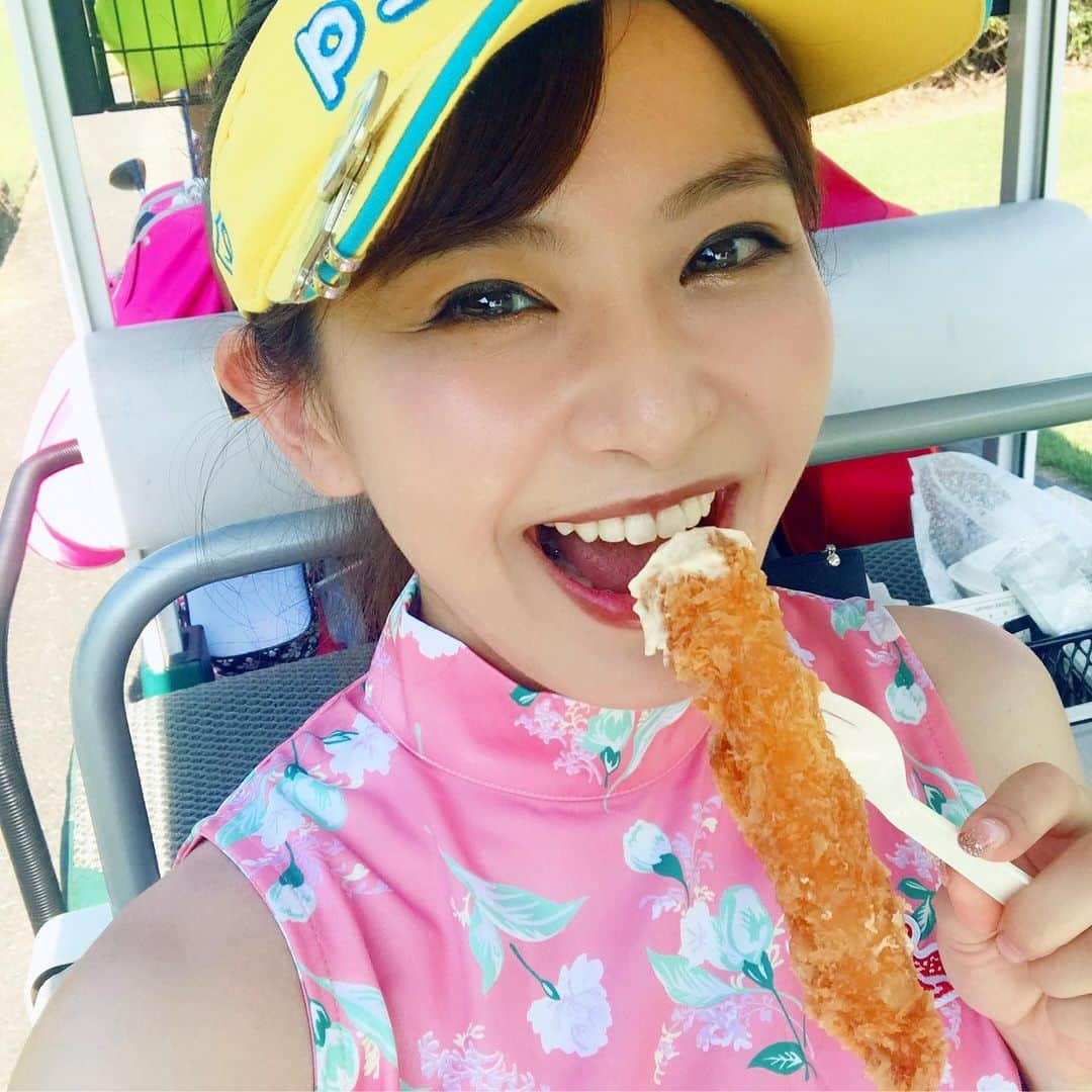 中庄司愛希さんのインスタグラム写真 - (中庄司愛希Instagram)「この前日本で初めてスルーラウンドしました⛳️お昼ごはんはお弁当が配られてカートの中で✨ 外で食べるの気持ちいいし集中力も切れず結構いいなって思った💕 #スルーラウンド #お弁当 #ゴルフウェア #ゴルフコーデ #efficase #エフィカス #ゴルフ女子コーデ #ゴルフファッション #ゴルフコース #ゴルフ初心者 #ゴルフ女子 #golfgirls #골프 #高尔夫  #golf #ゴルフビギナー #ゴルフ日和 #ゴルフ練習 #instagolf #ラウンド #ゴルフラウンド #ゴルフ #골프여자 #좋아요환영 #좋아요그램」10月9日 8時07分 - aki_nakashoji_golf