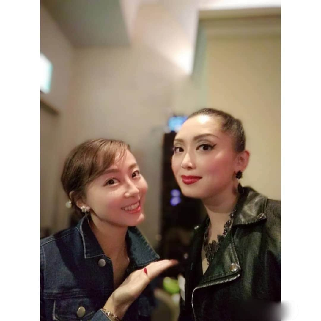 花陽みらさんのインスタグラム写真 - (花陽みらInstagram)「先日【ACTMENT PARK Vol.5】東京公演。終演！(10/5,6)﻿ ラドンナ原宿にお越しくださった皆様。ありがとうございました！！﻿ ﻿ この #アクトメントパーク は、﻿ ご飯を食べながら、ドリンクを飲みながら、皆様に【お芝居】を楽しんで頂く✨﻿ 今までにない、新しい作品。﻿ そして、お客様と共に😌﻿ 皆様の拍手。笑い声にとても助けられ、パワーをいただきました😌✨﻿ ただただ、感謝です。﻿ ありがとうございました。﻿ ﻿ 私の役は、大女優という役😲✨💨﻿💦(笑) メイクでも分かりますかね💦(笑)﻿ 今までにこんな…ハードな(強い)…役やったことない…はず！！(魔女とかはあっても…(笑)﻿ 芝居中も、ロック～しっとりまで沢山歌わせて頂いてます😲✨﻿ ﻿ 東京公演のみ出演の七秋さん(#坂本七秋 さん)、ななちゃん( #後藤那奈 ちゃん)とです！！本当に2人の掛け合いは最高😁✨✨また、一緒にできますように✨﻿ ﻿ 同期の、ありさ( #瀬音リサ )ひろみ( #空乃みゆ )がきてくれました✨🥺同期はやはり安心する💖﻿ ありがとう！﻿ ﻿ さてさて！今週末(10/12,13)は大阪 #BERONICA (#ベロニカ )﻿ にて‼️【ACTMENT PARK Vol.6】✨✨﻿ メンバーも新しくなり！！﻿ 新たな大阪バージョンアクトメントパークに、なります！！﻿ ﻿ まだまだご連絡お待ちしております！﻿ チケットは、私のInstagramプロフィールから！是非🥺🥺✨﻿ ﻿ ﻿」10月9日 8時14分 - miku_hanahi