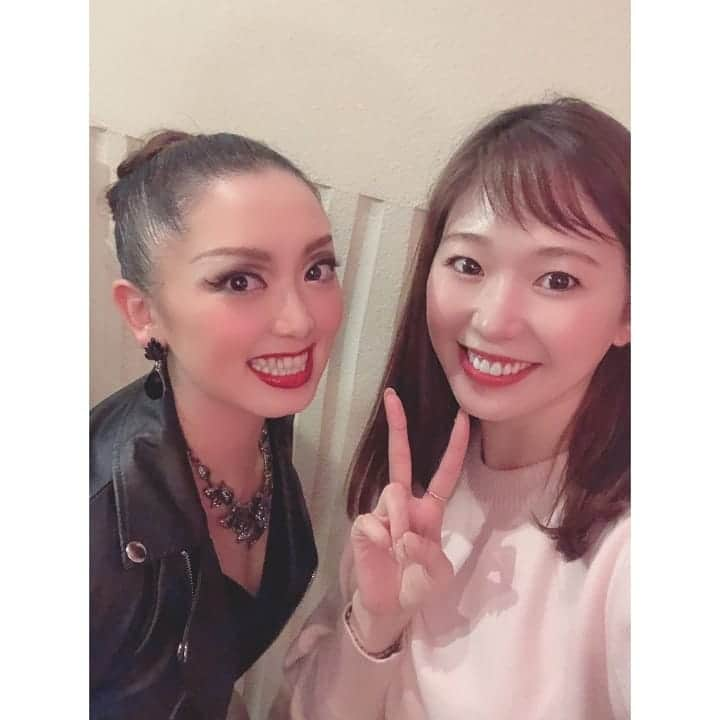 花陽みらさんのインスタグラム写真 - (花陽みらInstagram)「先日【ACTMENT PARK Vol.5】東京公演。終演！(10/5,6)﻿ ラドンナ原宿にお越しくださった皆様。ありがとうございました！！﻿ ﻿ この #アクトメントパーク は、﻿ ご飯を食べながら、ドリンクを飲みながら、皆様に【お芝居】を楽しんで頂く✨﻿ 今までにない、新しい作品。﻿ そして、お客様と共に😌﻿ 皆様の拍手。笑い声にとても助けられ、パワーをいただきました😌✨﻿ ただただ、感謝です。﻿ ありがとうございました。﻿ ﻿ 私の役は、大女優という役😲✨💨﻿💦(笑) メイクでも分かりますかね💦(笑)﻿ 今までにこんな…ハードな(強い)…役やったことない…はず！！(魔女とかはあっても…(笑)﻿ 芝居中も、ロック～しっとりまで沢山歌わせて頂いてます😲✨﻿ ﻿ 東京公演のみ出演の七秋さん(#坂本七秋 さん)、ななちゃん( #後藤那奈 ちゃん)とです！！本当に2人の掛け合いは最高😁✨✨また、一緒にできますように✨﻿ ﻿ 同期の、ありさ( #瀬音リサ )ひろみ( #空乃みゆ )がきてくれました✨🥺同期はやはり安心する💖﻿ ありがとう！﻿ ﻿ さてさて！今週末(10/12,13)は大阪 #BERONICA (#ベロニカ )﻿ にて‼️【ACTMENT PARK Vol.6】✨✨﻿ メンバーも新しくなり！！﻿ 新たな大阪バージョンアクトメントパークに、なります！！﻿ ﻿ まだまだご連絡お待ちしております！﻿ チケットは、私のInstagramプロフィールから！是非🥺🥺✨﻿ ﻿ ﻿」10月9日 8時14分 - miku_hanahi