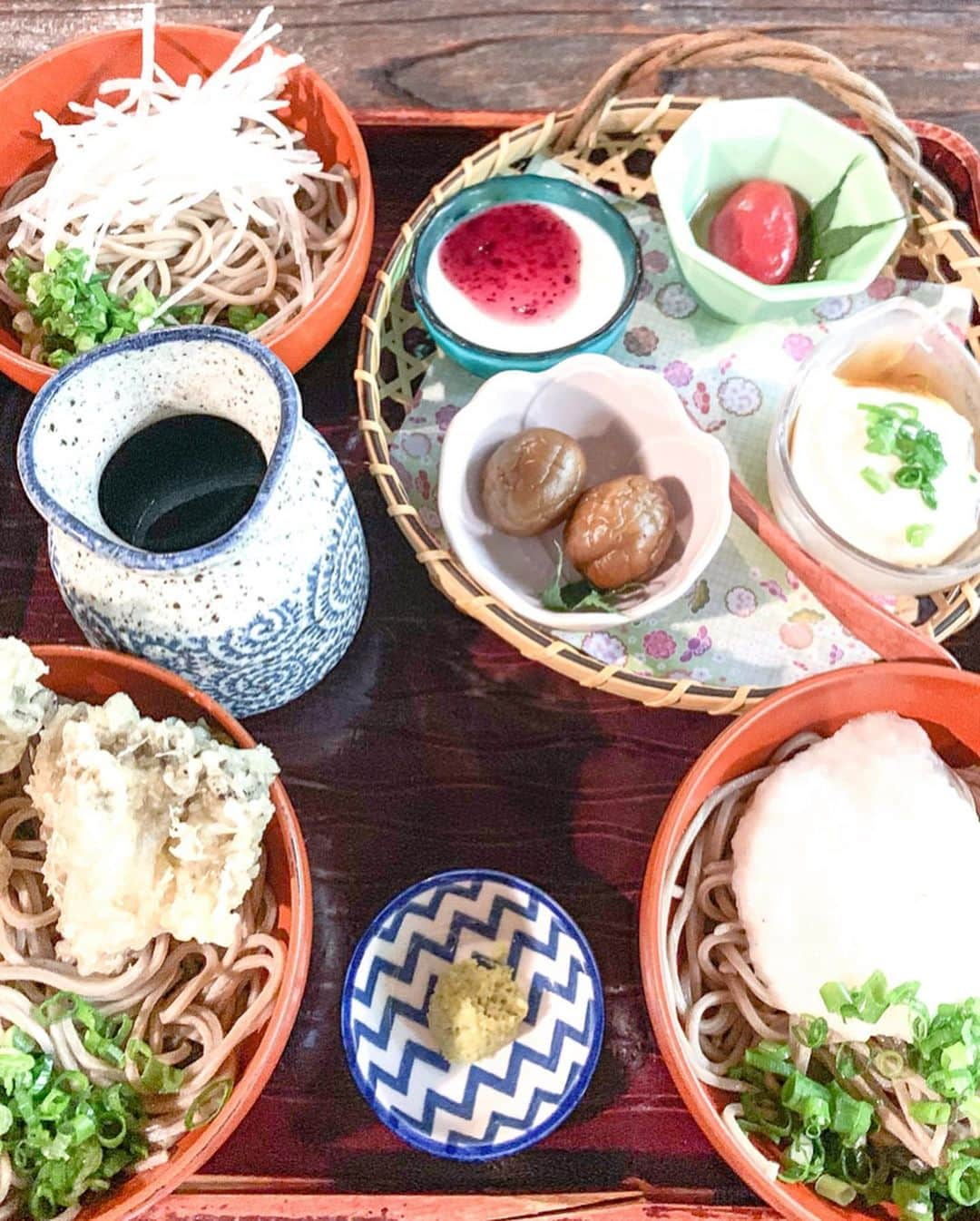 橘リンさんのインスタグラム写真 - (橘リンInstagram)「大分県にある"そば街道 "に行ってきた✨ 色んなお蕎麦屋さんが並んでてどこも美味しそうで悩む！！笑 花郷庵さんに来たよ❣️ . . 手打ちそば大好き🤤 見た目も楽しくてお腹いっぱいご馳走様でした♡ . . たくさん動いたこの日は @titivatejp の 裏起毛パーカー ビッグシルエットなのが可愛いいし裾が紐で縛れるからボトムスのデザインに合わせて変えれる💯💯ゆったり着れて抱っこもしやすい👶 . . #titivate #ティティベイト #titivatestyle #裾ドローストリング裏起毛パーカー #今日のコーデ #コーデ #プチプラコーデ #ママコーデ #大分 #大分県 #そば街道 #そば街道花郷庵 #花郷庵 黒川温泉 #熊本 #阿蘇 #九州 #九州旅行」10月9日 8時25分 - rincharon