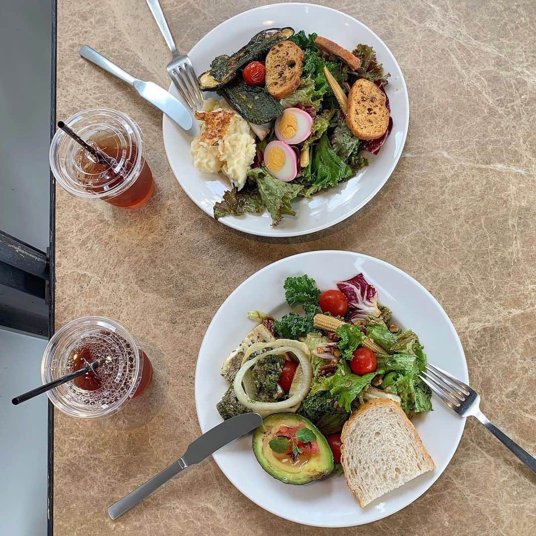 田畑佑莉さんのインスタグラム写真 - (田畑佑莉Instagram)「最近野菜食べれてなかったので @18_asaka と野菜祭り🥦 🍅 お肌ピカピカで相変わらず美しかった  #cafe #salad」10月9日 8時45分 - lily02tbt