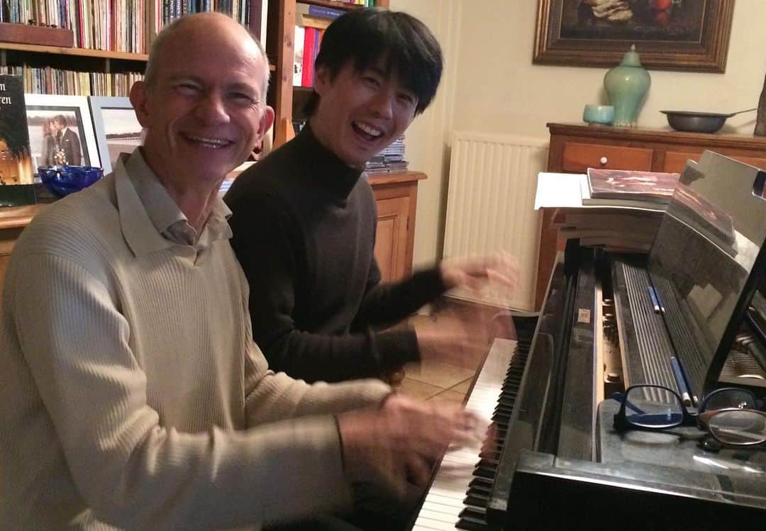 福間洸太朗さんのインスタグラム写真 - (福間洸太朗Instagram)「Souvenirs in Belgium... I had three concerts (1 official, 2 private) last weekend and had a wonderful time with the piano-music lovers everywhere.  1. Singing is fundamental for any music, right?  2. At concert in Gent @Cultuurkapel Sint Vincent  3. With Camille de Rijck after appearing in his radio program at the RTBF  4. With Xavier Flament (the journalist of l'ECHO and the owner of the private concert in Brussels) and his family  5. With friends who came to the private concert in Schiplaken  6. With Akihiro Nakamura (tenor), we had a spontaneous session after my concert, singing Schumann, Schubert and Beethoven ("An die ferne Geliebte", of which I played the transcription of Liszt)  7. With my Belgian mom, Mia.  Her devotion for music, arts, cooking is just...mamma MIA!! 8. When two piano amateurs gather together with a nice Japanese sake. 🍶  9. Pretending to play "Petrouchka" with Stéphane, my French manager 😆  10. Practicing Beethoven in presence of my love, Benoît 💙 . . 先週はベルギーで非公開を含めて、3連続公演ありました。ピアノ音楽を愛する人達(+🐶)と、素晴らしい時間を過ごしました。ブリュッセルのホストファザーのグザビエさんはジャーナリスト、スヒプラケンのホストマザーのミアさんは粘土や木材を使ったアートが趣味の専業主婦されてますが、お二人とも素晴らしい音楽への愛情と知識、そして耳をお持ちで、私の練習する『皇帝』を聴きながら、歌でオーケストラパートを伴奏してくださいました！ まさに『蜜蜂と遠雷』に出てくる「生活者の音楽」に触れ、感動すると共に、彼らの期待に応えられるようもっと精進しようと思いました。 . . #Belgium #belgie #Gent #Gand #cultuurkapel #musicianslife #concert #singing #pianist #ベルギー #ゲント #歌まね」10月9日 8時48分 - kotarofsky