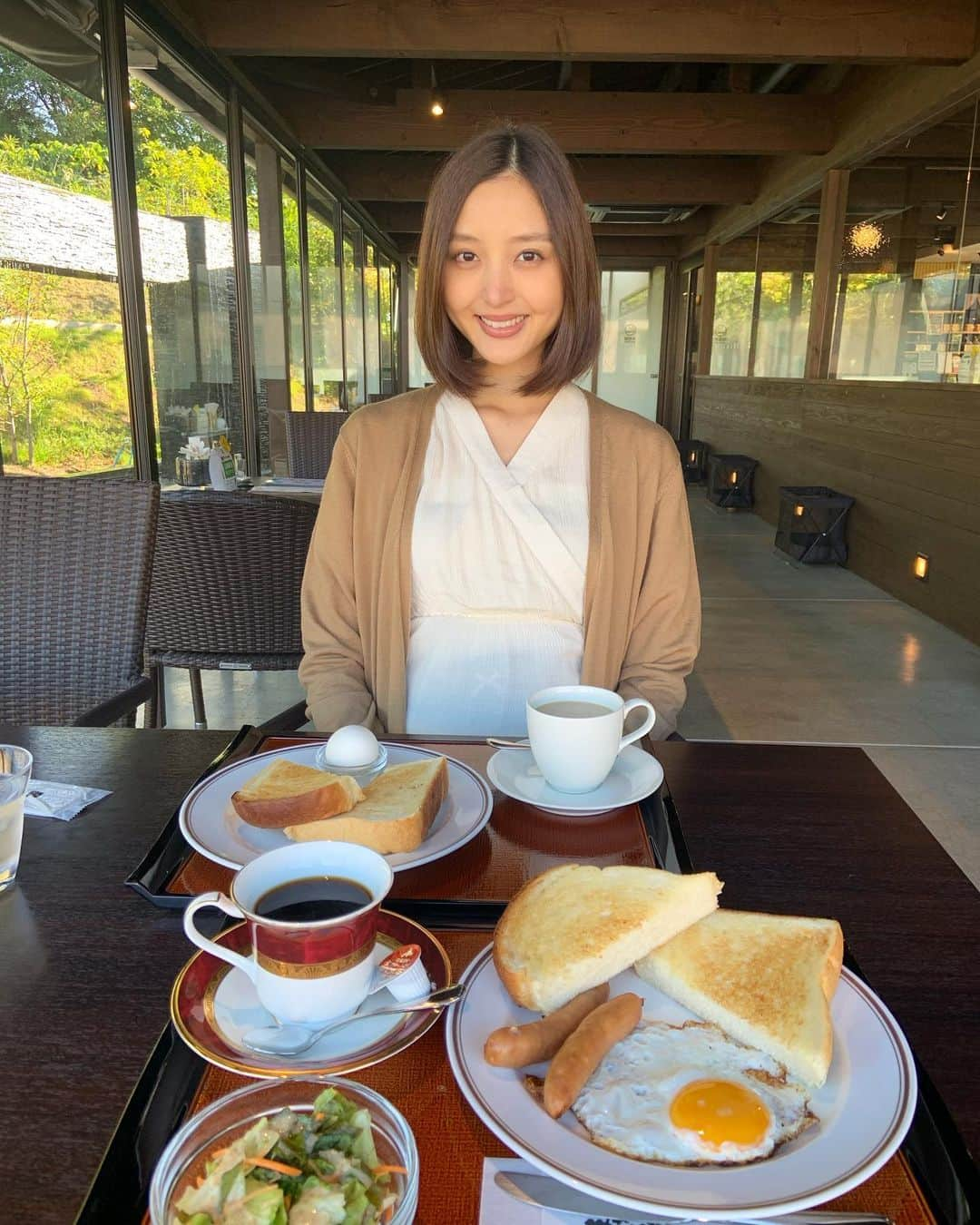 大浦育子さんのインスタグラム写真 - (大浦育子Instagram)「母とモーニングなう❤️ 昨日早く寝ついたからか、 3時から起きてる！笑 こんな日は朝ご飯が美味しいですね😋♡ やはり腰痛が治らないから これから鍼治療行ってきます😅 . . #モーニング#朝ご飯#トースト #朝ラテ#まほろば珈琲」10月9日 8時58分 - ikuko_oura