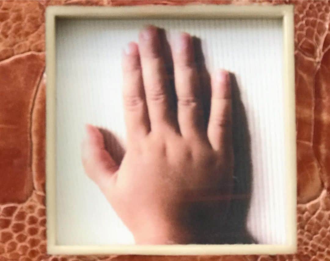 金子エミさんのインスタグラム写真 - (金子エミInstagram)「左🤚カイト 10歳の手 右🤚リオ  3歳の手 ・ ・ 小さな子供の時の手は、この時にしかない独特の可愛い手ですね🤚👶💕だから10数年前に、この時の手を写真に撮っておきたい！と思って息子2人の手の写真を撮りました。  今も私👩🖼🖼の寝室に飾られています。 ・ ・ #子供の手 #手 #ハンド #チャイルドハンド #hand #childhand」10月9日 9時20分 - emikaneko1114