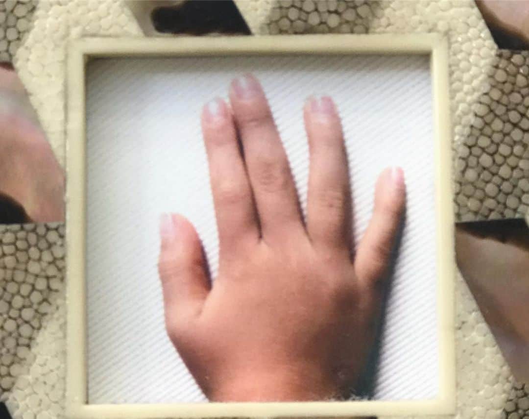 金子エミさんのインスタグラム写真 - (金子エミInstagram)「左🤚カイト 10歳の手 右🤚リオ  3歳の手 ・ ・ 小さな子供の時の手は、この時にしかない独特の可愛い手ですね🤚👶💕だから10数年前に、この時の手を写真に撮っておきたい！と思って息子2人の手の写真を撮りました。  今も私👩🖼🖼の寝室に飾られています。 ・ ・ #子供の手 #手 #ハンド #チャイルドハンド #hand #childhand」10月9日 9時20分 - emikaneko1114