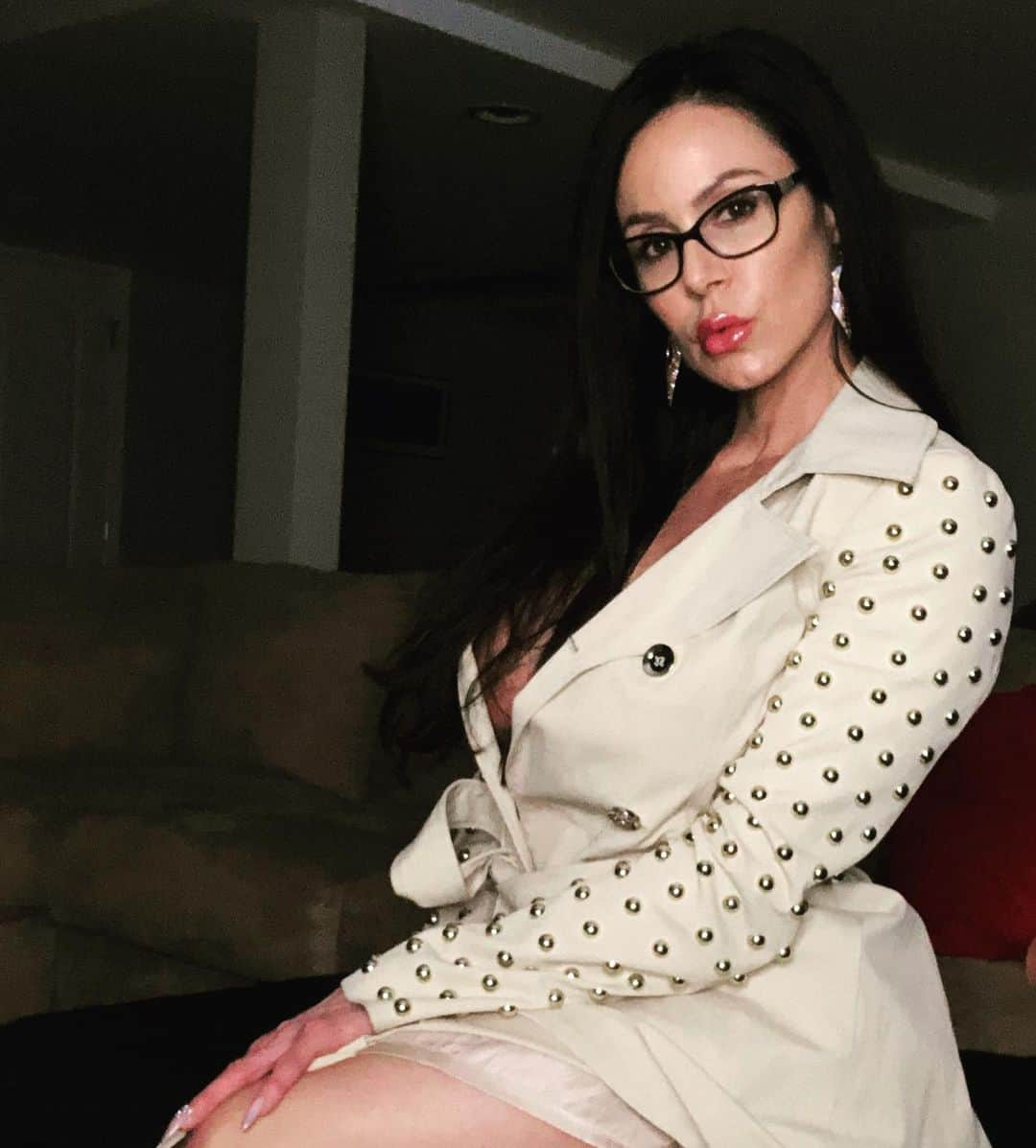 Kendra Lustさんのインスタグラム写真 - (Kendra LustInstagram)「#TuesdayVibes #sexy #glasses wanna know what’s under my coat ?」10月9日 9時34分 - kendralust