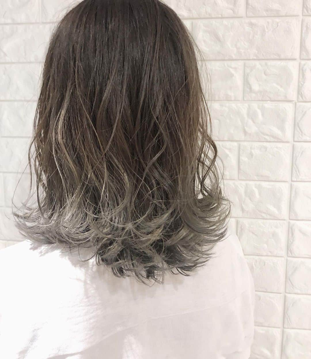 Lunonのインスタグラム：「グラデーションカラー⭐︎ Lunon ☏ 06-6341-5535 menu cut color ）⇨ ¥3780 perm . hot pepper or お電話✆ にて お気軽にご連絡ください✭ . . #Lunon#大阪美容室#大阪#野田阪神#福島#美容室 #大阪カフェ#カフェ#cafe#ブリーチ #hairstyle#haircolor#女子力 #メイク#エステ#アレンジ#マツエク #美肌#美白#リップ#ヘアアレンジ #color#デザイン#ハイライト #グラデーション#スタイリング #おしゃれ#おしゃれさんと繋がりたい」