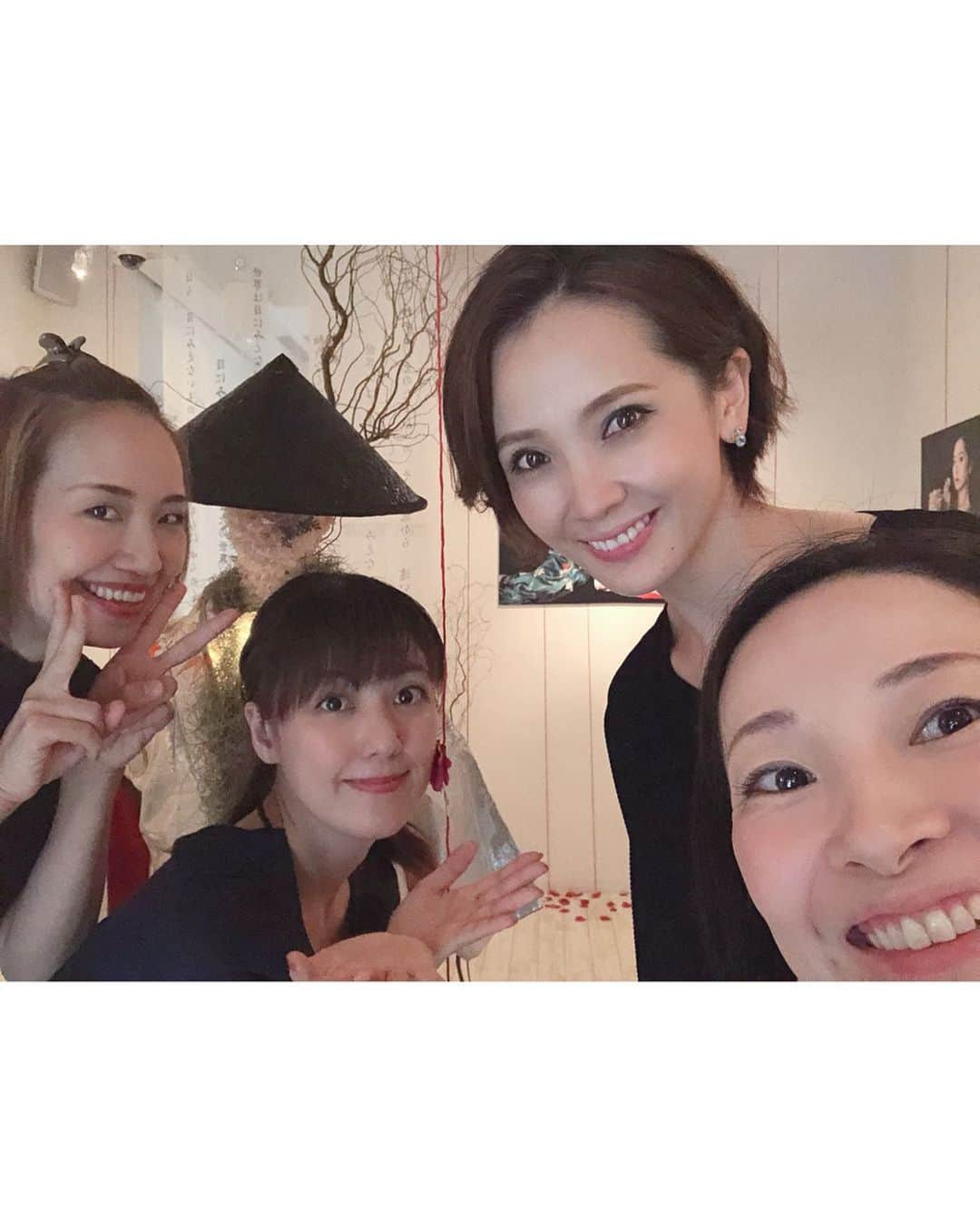 壱城あずささんのインスタグラム写真 - (壱城あずさInstagram)「.﻿ バースデーライブの構成演出をしてくださっている沢口千恵さんと写真家の大泉美佳さんの個展へ行ってきました。﻿ 神話と境界線をテーマにこの世とあの世の間（あわい）に揺らめく4つのお部屋で構成されたという世界はなんとも美しく幻想的でした。﻿ お部屋には数々の言葉が散りばめられていて心にささる気になる言葉があちこちに。﻿ それは自分の心の声かもしれないし神様からの救いの声かもしれない…﻿ そんなことを感じる不思議な世界は本日9日(水)の17時まで新宿眼科画廊で開催中です！！﻿ モデルのコマさん（沙央くらまさん）や伶美うららちゃんもとても素敵でした✨ ﻿ #言奏幻写 #空想家﻿ #演出家﻿ #沢口千恵　さん﻿ #写真家﻿ #大泉美佳　さん﻿ #新宿画廊 #入場無料﻿ #guts チーム﻿ #小田島夏希　さん﻿ #貴千碧﻿ #壱城あずさ﻿ #しーらん﻿」10月9日 9時42分 - shiiran1012