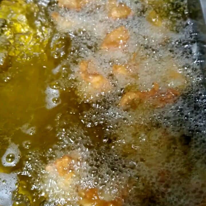中澤健太郎のインスタグラム：「あまった！唐桑産！椿油で！鶏の唐揚げを揚げる！ さて？味は？・・・ 私も初めて❗」