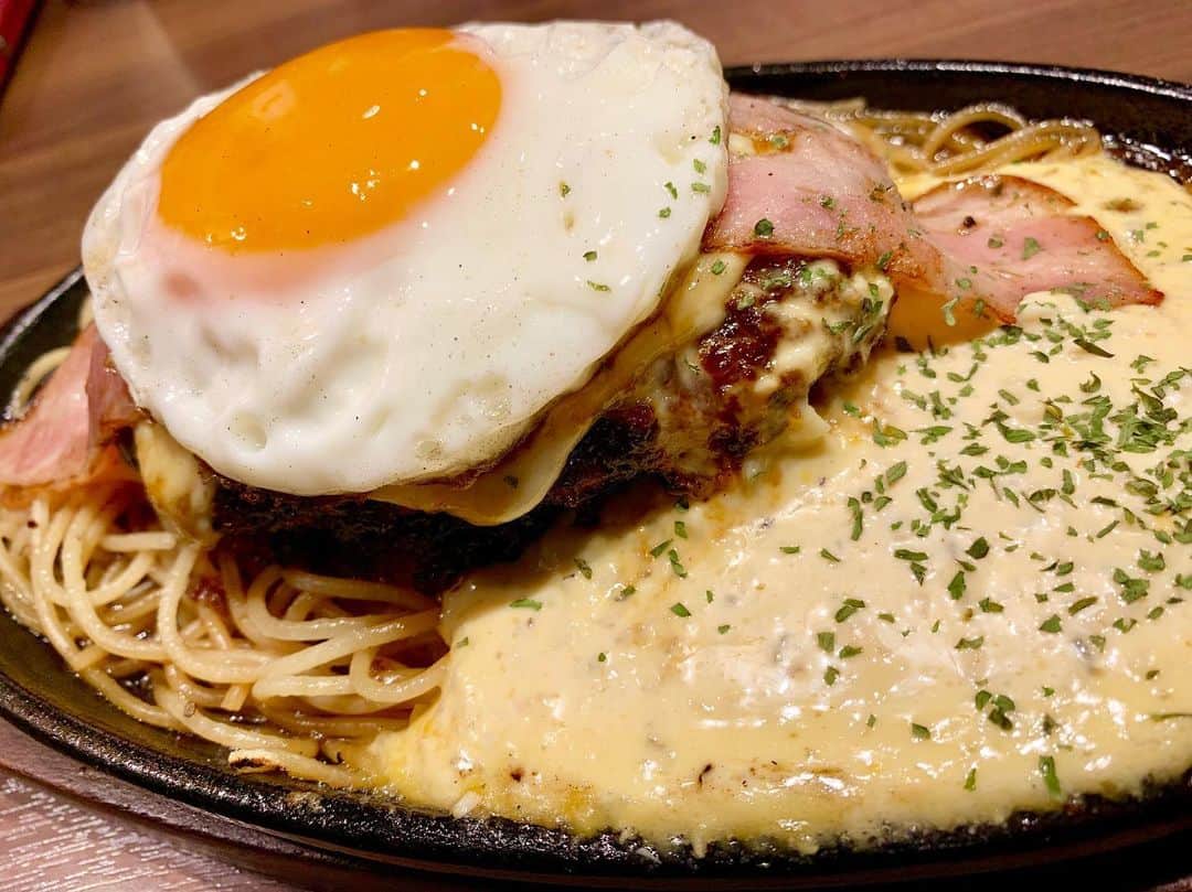 わっきーのインスタグラム：「ステーキタケル上野店にて 今月限定「月見タルタルチーズバーグ」！ まさにカロリーの暴力だ！ 〆は定番の牛すじブラックカレー👍  #ステーキタケル  #月見タルタルチーズバーグ  #ハンバーグ  #ステーキ  #カレー  #カレーライス  #ビーフカレー  #牛すじカレー  #肉食系  #肉食系女子  #御徒町  #御徒町グルメ  #御徒町ランチ  #東京グルメ #youtube #youtuber #わっきーtv #わっきー #食レポ #飯テロ #飯テログラム #飯テロ動画」