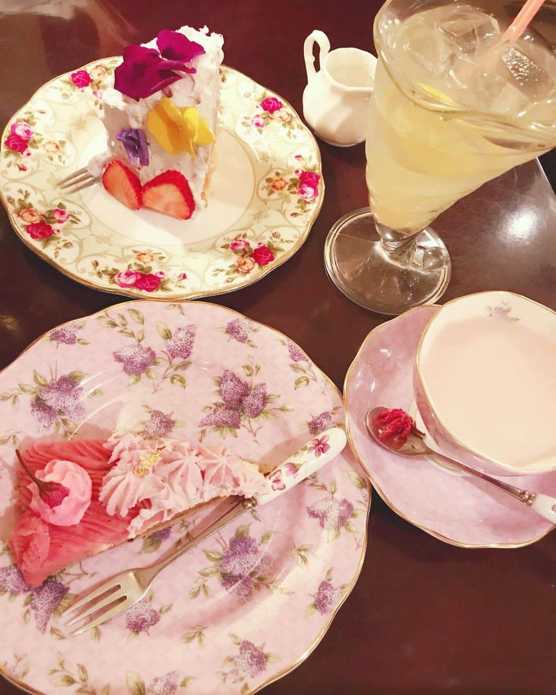 東佳苗さんのインスタグラム写真 - (東佳苗Instagram)「いろいろカフェ…🍮🍰🍨☕️🍹💕1枚目は誕生日に @cafe_acorite に行った時の❤︎ お皿もケーキも可愛すぎて制覇したかった……永遠にお茶会できる……☕️ 誰かとカフェ行くときは大体1対1なのですが仕事の休憩が多いので ミホちゃん @mmiho_n とが多め☺️🦋」10月9日 9時52分 - usagi_kanae