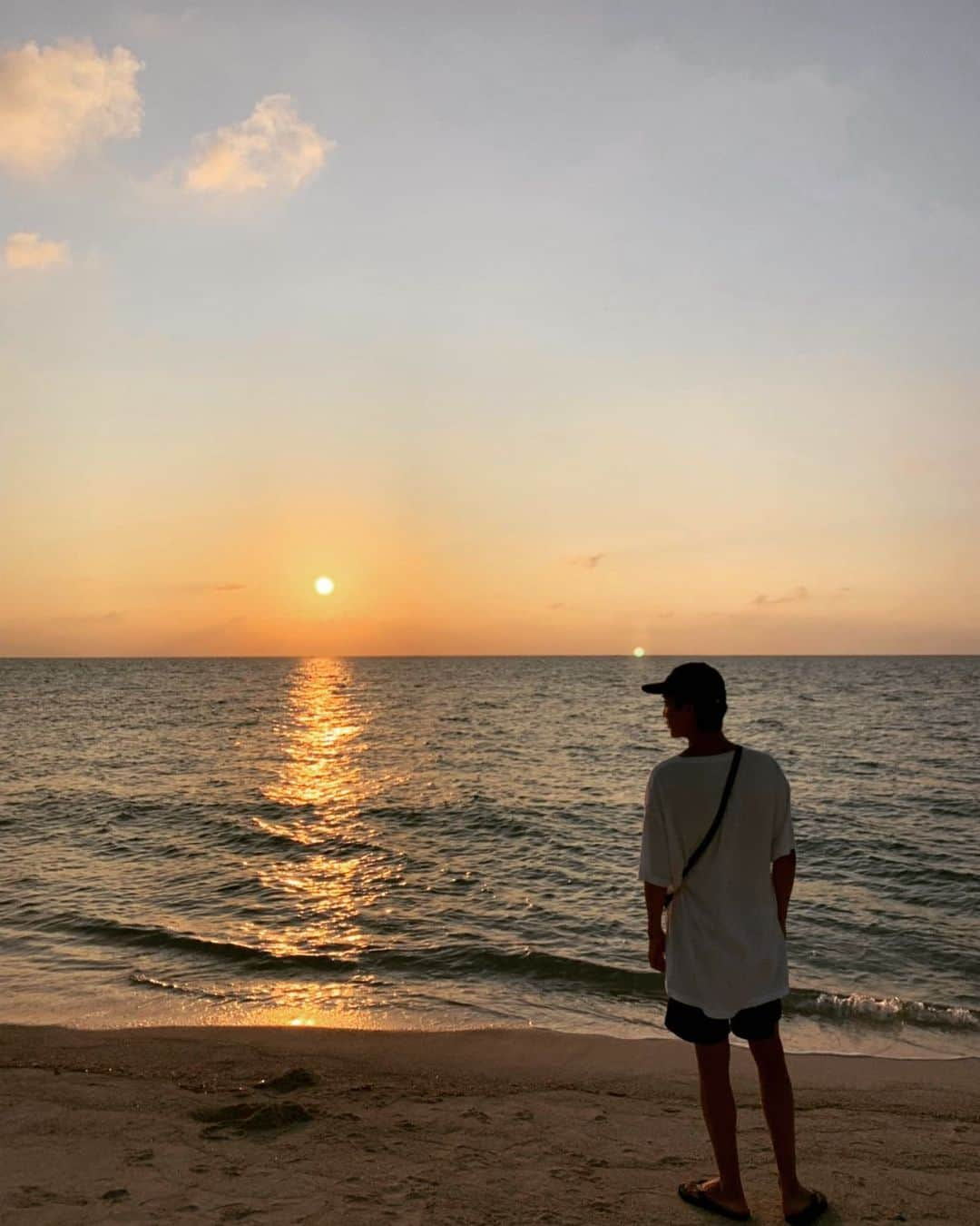 高木万平・心平さんのインスタグラム写真 - (高木万平・心平Instagram)「sunset☀️ 沖縄の夕日はマジで引き込まれるな〜。ボーッと見てるのも、お酒飲みながら楽しく見るのも、とにかくずっと居たくなる感じ。最高だ。shinpei  #twins #双子 #万平 #心平 #沖縄 #okinawalife  #sunset」10月9日 10時06分 - man_shin_takagi