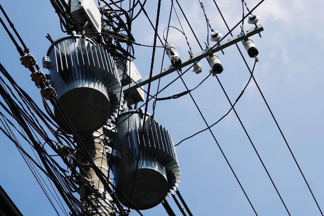 石山蓮華のインスタグラム：「#いい電線 #電線 #electric #electriccable #electricalwires #electricwire #柱上変圧器 #トランス #電柱」