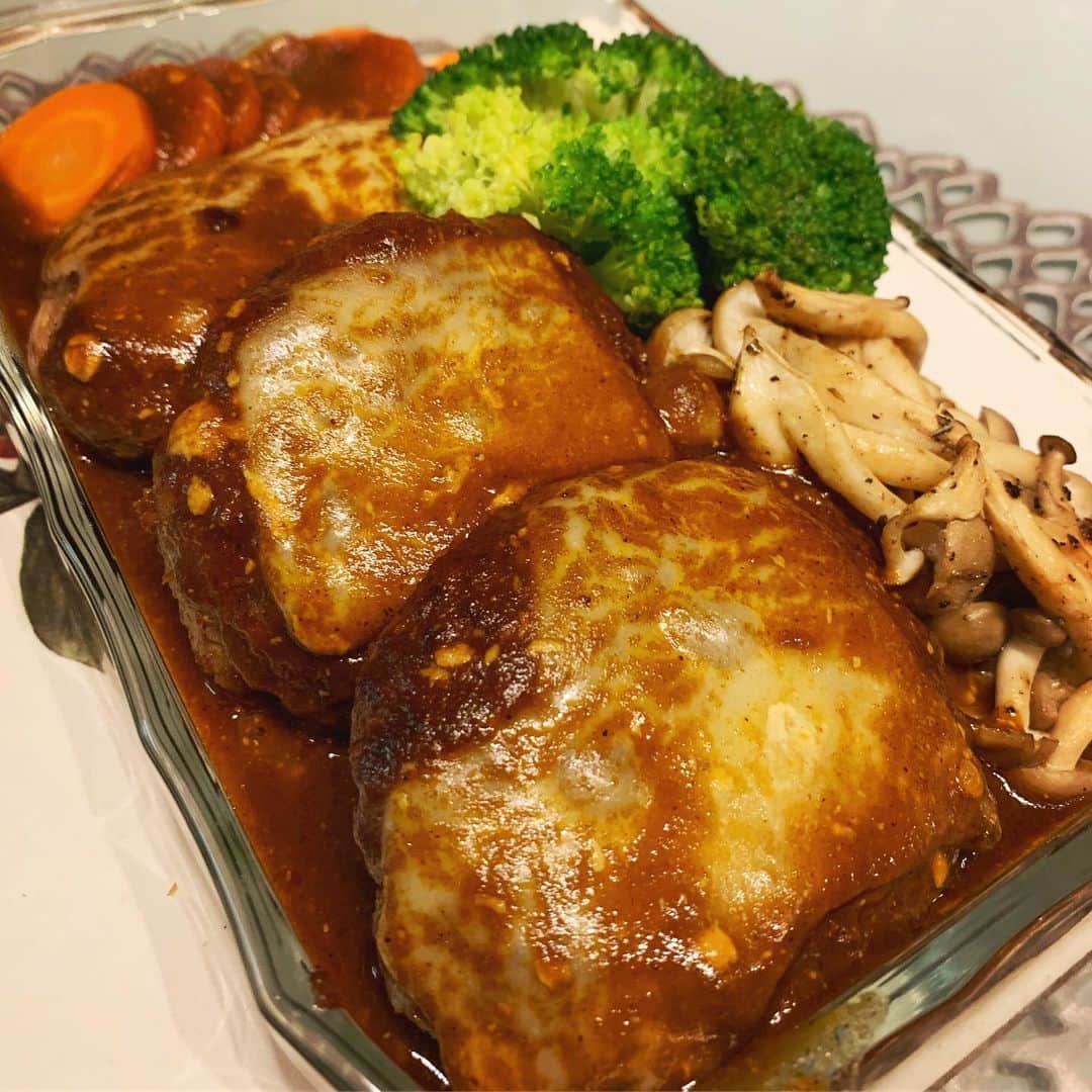 小堀ケネスのインスタグラム：「Mommy and Dean cooked Cheese Hamburg Steaks last night.  Ate three and had two bowls of rice.  Still feeling bloated.🥴 昨夜は鬼ママとディーン君が作ってくれた煮込みチーズハンバーグを三つも食ちゃいました。さしぶりにライスもおかわりして今も腹パン。😅 ごちそうさまでした〜！😋 #notdrunk #mommycooking #hamburgsteak #daddy #pigginout #鬼ママ #煮込みハンバーグ #世界一 #ディーン君 #パパ #日々感謝です  @mariakamiyama」