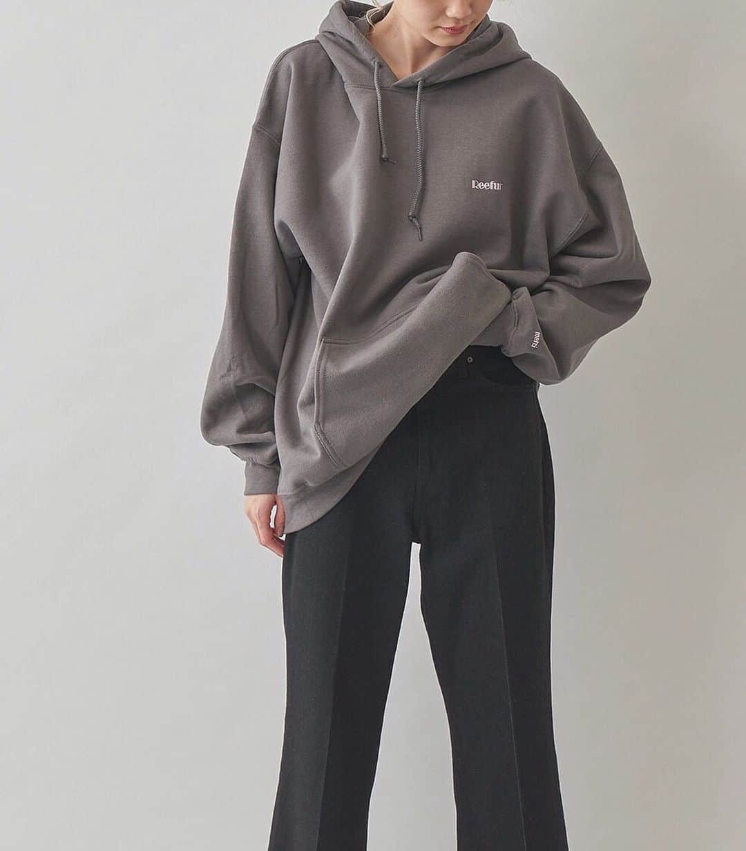 MAISON DE REEFURのインスタグラム：「. 【 INFOMATION 】 本日10/9(wed)-三井ショッピングパーク「三井アウトレットパーク 木更津」に期間限定OPENします。 . MAX70%OFF！冬まで楽しめるオリジナルウエアやセレクトブランドなど、秋冬のファッションアイテムやライフスタイル雑貨が多数ラインアップ。 . さらに！限定ショップでしか手に入らない〈merci フーディー〉を発売致します。 . 〈 10％OFF COUPON PRESENT 〉 開催期間中、レジにて本画面をご呈示いただくとお会計金額から《さらに》10％OFF！ 詳しくは、ショップスタッフまでお問い合わせください。 ※他の割引サービスとの併用はできません。 ※一部対象外商品があります。 . ＜NOVELTY PRESENT＞ 開催期間中、MAISON DE REEFURショップにて税込8,000円以上お買い上げいただいたお客さまに先着でノベルティをプレゼント！ ※なくなり次第、終了となります。 . ◇MAISON DE REEFUR 三井アウトレットパーク 木更津 POP-UP ■開催期間：10月9日(水）～12月15日（日） ■開催場所：オーシャンズゾーン 7420区画 〒292-0009　千葉県木更津市金田東3丁目1-1 ■営業時間：10:00～20:00 . . #maisondereefur #kisarazu #outlet #kisarazuoutlet #popup #shop #limited #メゾンドリーファー #三井アウトレットパーク木更津 #アウトレット」