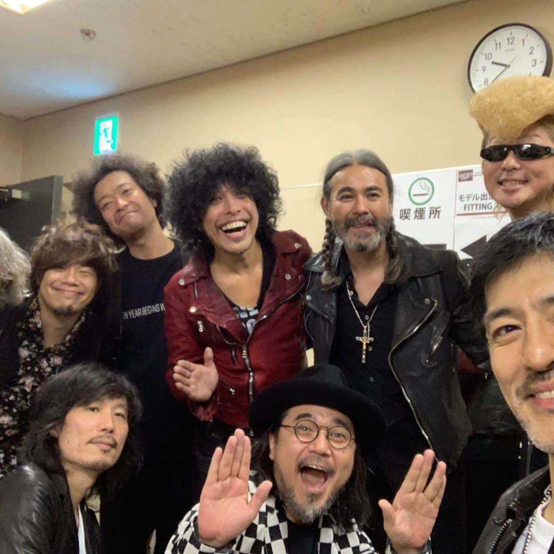 坂崎タケシのインスタグラム：「昨日のBACKLASH20周年イベントでは、ランウェイショーのスタイリングをやらせていただきました‼︎イベント終了後の記念撮影の1枚。俺のスマホで自撮りしたスカパラ谷中さんに送ったはずが、間違ってインスタにあげてしまったみたいです。谷中さん顔切れてるし、なんかすんません笑」