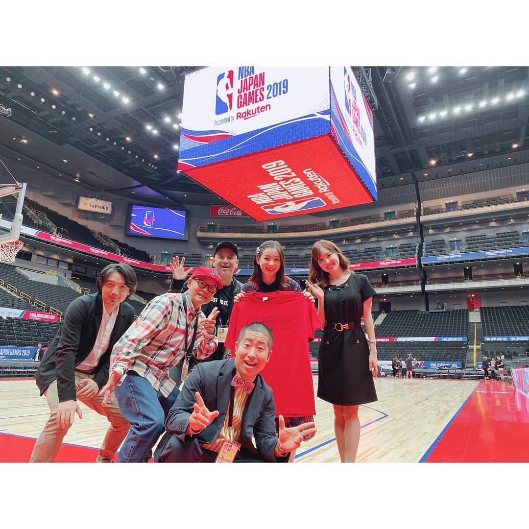 のインスタグラム：「初めてバスケを生で観戦。﻿ NBA JAPAN GAMES 2019🏀﻿ ﻿ 攻守の切り替えの速さ﻿ 筋肉のすごさ﻿ ヨーヨーみたいにボールと手が繋がってるの！？と言いたくなるくらいドリブルがすごくて﻿ やっぱり点が入ると楽しい﻿ ただ点を取るだけではなく、そこまでの道のりがめちゃくちゃすごくてパフォーマンスやば！ってなる﻿ 観てるこっちのリアクションがアメリカ風になるくらい面白かった「wow〜」とか言っちゃってみたり﻿ ﻿ 語彙力のなさに驚きを覚えるよね﻿ ﻿ でもそれほどまでにすごかったのですよ﻿ ﻿ 興奮をありがとうございます☺️﻿ ﻿ 　#NBARakuten #バスケ #🏀」