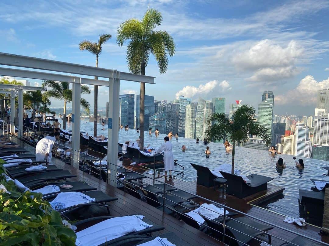 yu nakamura ヘアアレンジ hairarrangeのインスタグラム：「Singapore trip🇸🇬 @marinabaysands.sg  のプールは朝のほうが個人的には好きでした♡ 今日も目一杯楽しむぞ!!! #Singapore#シンガポール#マリーナベイサンズ#レイフィールド」