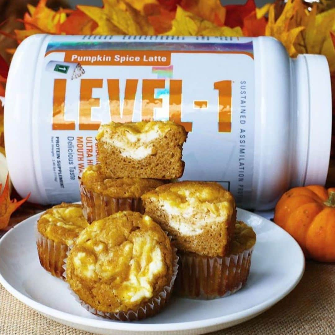 アナ・チエリさんのインスタグラム写真 - (アナ・チエリInstagram)「Omg!! Look at these 🎃 Keto Protein Pumpkin Cheesecake Swirl Muffins by my @1stphorm team mate @christine_fitness 🙌🏼🎃👏🏼👏🏼👏🏼 She makes amazing protein recipes, check it out! 👇🏼👇🏼👇🏼 .  In a bowl, blend together cheesecake mixture. Once done, set aside: . . ▫️8 oz cream cheese ▫️1/4 c sweetener . . . . . Preheat oven to 350 degrees. In a separate large bowl, mix together butter & sweetener until smooth. Then blend in 1 egg at a time. Next, blend pumpkin purée & vanilla extract. In a separate bowl, sift the dry powders & spices together, & break up any clumps. Fold in the powders into the wet mixture & stir to combine. Spray cooking spray on muffin liners & pour 1 large tbsp of muffin batter into liners. Top muffin batter with 1/2 tbsp of cheesecake mixture and use a toothpick or a fork to swirl cheesecake mixture into muffin batter. Pop in the oven for 20 minutes! Makes 15-20 muffins! . .  1/2 butter softened 3/4 c monkfruit sweetener  5 large eggs 3/4 c pumpkin purée  1 tsp vanilla extract  3/4 c coconut flour 1/3 c almond flour  3/4 c @1stphorm pumpkin protein powder  1 tsp baking soda  2 tsp pumpkin spice . . Nutritional Facts: per muffin  Calories: 137 Protein: 5g Carbs: 4.5g Fat: 11g . . #keto #ketodesserts #iam1stphorm #healthydesserts #lowcarbdesserts」10月9日 10時45分 - anacheri