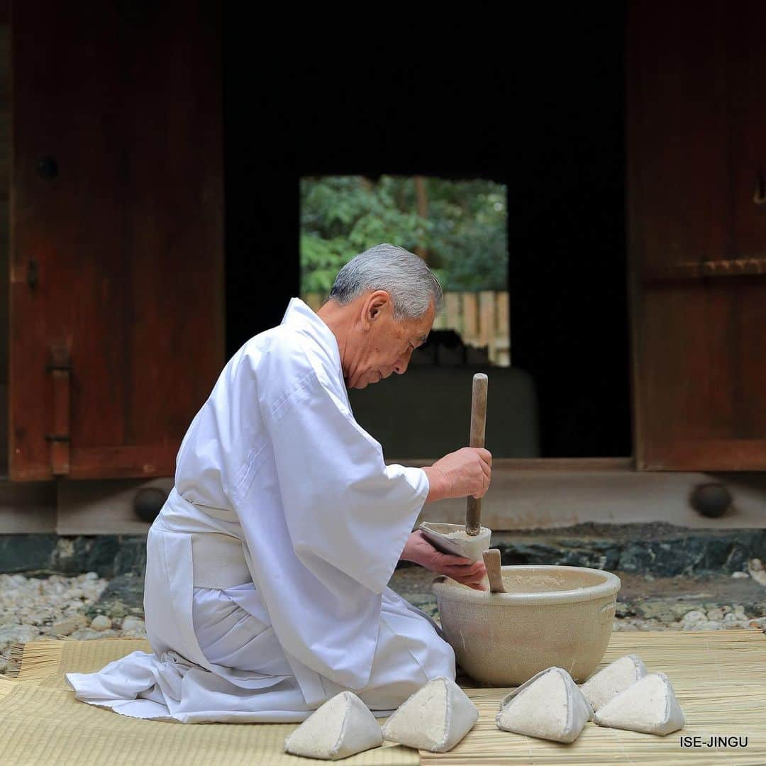 伊勢神宮さんのインスタグラム写真 - (伊勢神宮Instagram)「#伊勢神宮 #神宮 #神社 #心のふるさと #伊勢市二見町 #御塩殿神社 #御塩殿 #御塩焼固 #御塩 #塩 #神饌 #御料地 #神宮125社  #ISEJINGU #JINGU #SOUL_of_JAPAN #Japan #Jinja #Shinto #Mishiodno_jinja #Mishiodono #salt」10月9日 11時00分 - isejingu.official