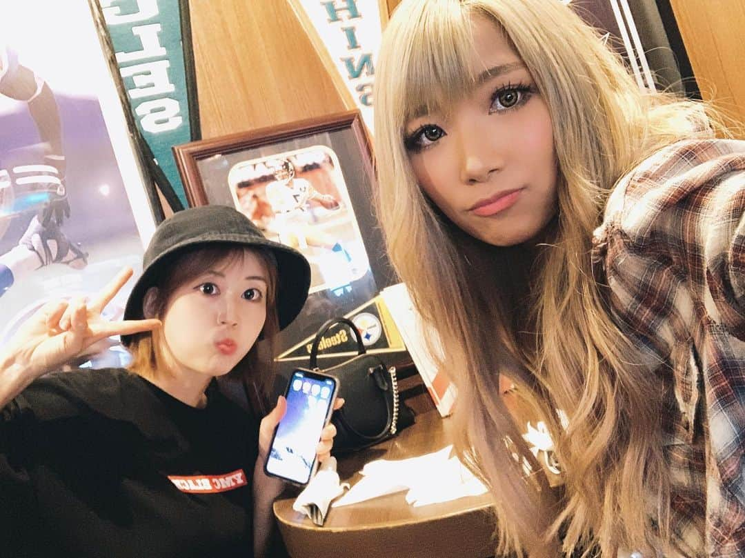 高橋由真さんのインスタグラム写真 - (高橋由真Instagram)「最近ハンバーガーと脱出ゲームにハマっておる☺︎♡ . 先月は脱出ゲーム初挑戦のゆかさんと行ってきたよ❤️ 初めてでも楽しんでくれて良かったああああ∩^ω^∩ 無事に脱出成功したし、今月もゆかさんと脱出してくる予定🙋‍♀️❤️ . ハンバーガーもハマり始めて。最近ハンバーガーばっか食べてる( ˙-˙ ) 都内で美味しいハンバーガー🍔あったら教えてーーー∩^ω^∩ . . . ゆかさんがゆまちT着てくれた♡ . . #マイブーム #ハンバーガー #脱出ゲーム #脱出したい #💨」10月9日 11時02分 - yumachi1021