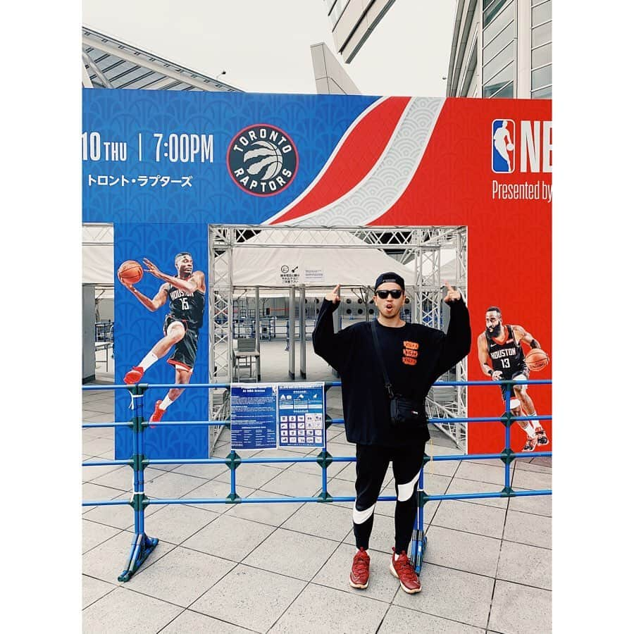 DEppaさんのインスタグラム写真 - (DEppaInstagram)「. . #nbajapangames #さいたまスーパーアリーナ #basketball #NBA #houstonrockets #torontoraptors . 数ヶ月前から楽しみにしていたイベント！ 『NBA JAPAN GAMES』に行ってきました！ めっちゃくちゃ楽しかったです！✨😭✨ 夢がひとつ叶いましたーーーッ！✨😭✨ . 小学生と中学生の頃、2回 NBAのレジェンド 『 #マジックジョンソン 』の試合を 観に行ったことがあったのですが、 NBAのチームの試合を生で見るのは初めて！ まるで少年のようにハシャいで楽しみました✨ しかも、22〜23年前に一緒に観に行った友達と 時を超えて また一緒に行ってきました！ 20年以上経っても毎週みんなでバスケをして あの頃と同じくらいのバスケ愛を持って 一緒に観戦できたことが嬉しかったです！✨ ありがとうNBA！ ありがとう楽天さん！ 「アメリカでNBAを観る」と言う夢ができました🇺🇸🏀 大興奮の投稿失礼しましたー！w . 本日はプリプロ！さぁ！歌うぞーーーッ！！！ . #シクラメン #バスケ男子 #silasandmaria #バスケ好きな人と繋がりたい #インスタっぽいハッシュタグを付けてみた #sports #Love #バスケ #🏀 #夢 #dream #Bリーグ #宇都宮ブレックス #栃木 #ギブちゃんとロシターちゃんもいたらしい #早くブレックスの試合観たい #BREX」10月9日 11時09分 - deppa_shikuramen