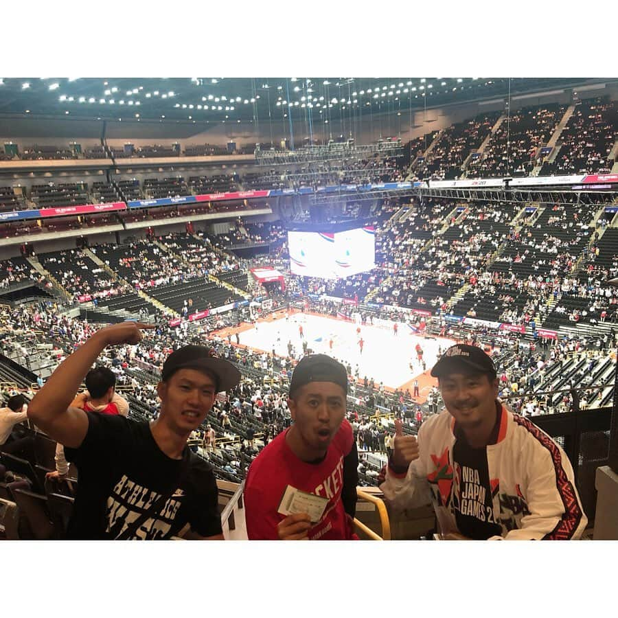 DEppaさんのインスタグラム写真 - (DEppaInstagram)「. . #nbajapangames #さいたまスーパーアリーナ #basketball #NBA #houstonrockets #torontoraptors . 数ヶ月前から楽しみにしていたイベント！ 『NBA JAPAN GAMES』に行ってきました！ めっちゃくちゃ楽しかったです！✨😭✨ 夢がひとつ叶いましたーーーッ！✨😭✨ . 小学生と中学生の頃、2回 NBAのレジェンド 『 #マジックジョンソン 』の試合を 観に行ったことがあったのですが、 NBAのチームの試合を生で見るのは初めて！ まるで少年のようにハシャいで楽しみました✨ しかも、22〜23年前に一緒に観に行った友達と 時を超えて また一緒に行ってきました！ 20年以上経っても毎週みんなでバスケをして あの頃と同じくらいのバスケ愛を持って 一緒に観戦できたことが嬉しかったです！✨ ありがとうNBA！ ありがとう楽天さん！ 「アメリカでNBAを観る」と言う夢ができました🇺🇸🏀 大興奮の投稿失礼しましたー！w . 本日はプリプロ！さぁ！歌うぞーーーッ！！！ . #シクラメン #バスケ男子 #silasandmaria #バスケ好きな人と繋がりたい #インスタっぽいハッシュタグを付けてみた #sports #Love #バスケ #🏀 #夢 #dream #Bリーグ #宇都宮ブレックス #栃木 #ギブちゃんとロシターちゃんもいたらしい #早くブレックスの試合観たい #BREX」10月9日 11時09分 - deppa_shikuramen