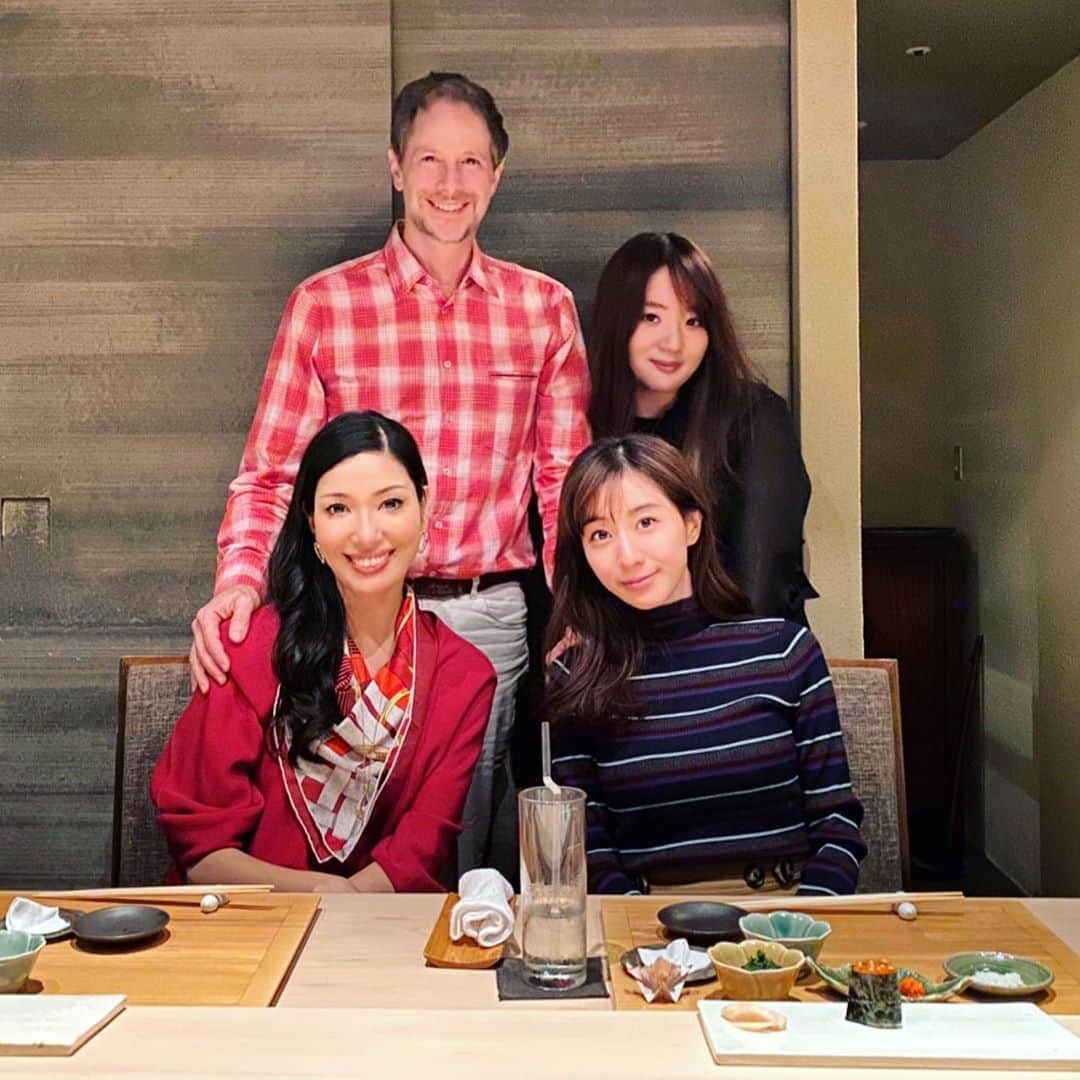 のインスタグラム：「第32回メガネドレッサー賞👓を受賞した、田中みな実ちゃんと、旬の方々の素晴らしい本や写真集を手掛けられる宝島社の小寺さんと旦那様と、お寿司ディナーへ🍣🍶 "今後メガネをかけて活躍してほしい人に送られる特別賞を受賞"ということで、女優としても大活躍のみな実ちゃん❤️ メガネをかける役👓も増えそうですね😉 。 #この季節のお寿司が一番一年で美味しいと感じる🍣 #旦那様が鼻が敏感で家で魚を焼かせてくれないので外食は寿司が多い🍣 #魚からしか摂れない栄養をしっかりとる🐟 #女子の話が盛り上がりすぎて旦那様は先に帰りました笑 #21時から23時はフジテレビの怒られ履歴書に出演します☺️ @tomoko_kodera @theodoremillertokyo」