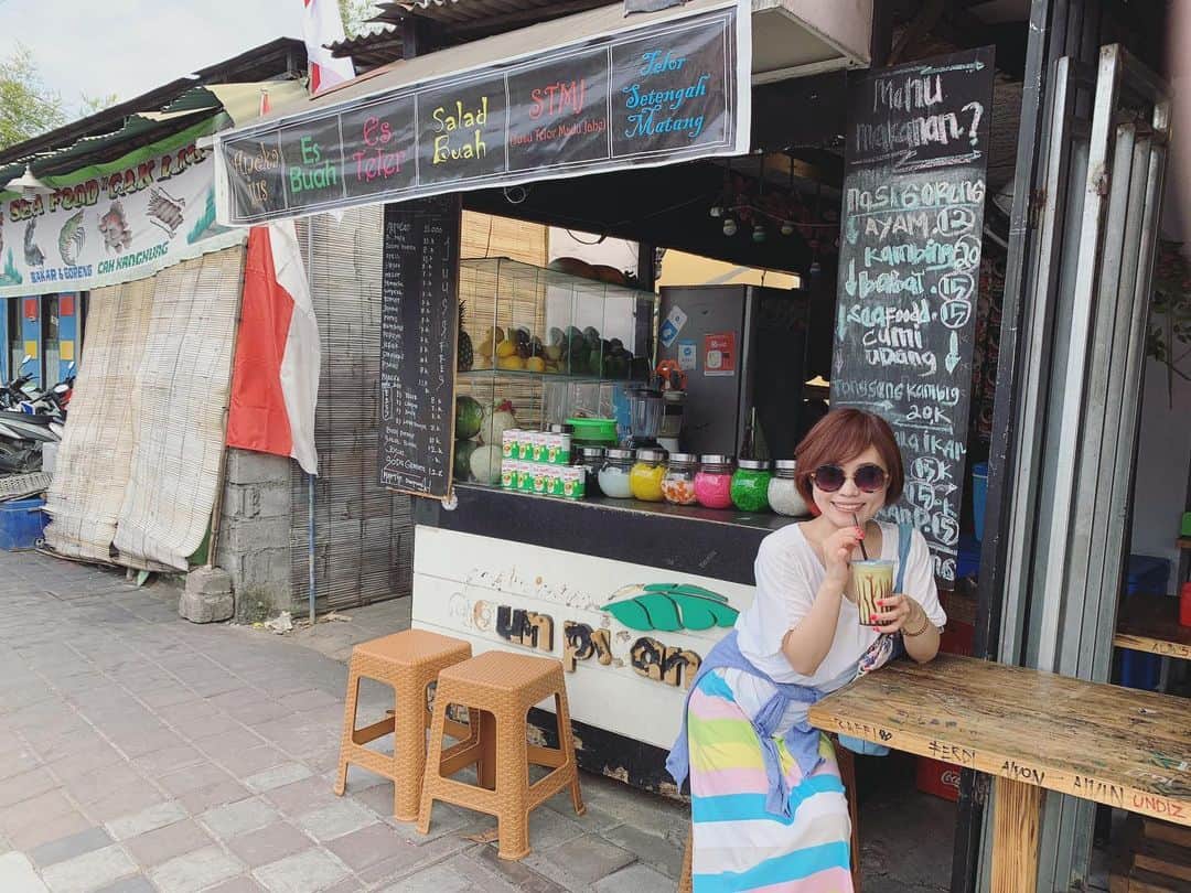 Karinのインスタグラム：「バリ島〜Vol.12〜 アボカドジュース🥑🍹 甘さがちょうど良くて美味しい✨日本にはなかなかない味です✨バリ島行ったら飲んでみてね😊 ・ #バリ #bali #インドネシア #indonesia #シンガー #シンガーソングライター #音楽 #音楽好きな人と繋がりたい #ライブ #写真 #photo #music #ilovemusic #livemusicphotography #musicgram #karin #singer #singersongwriter #撮影 #shooting #観光 #sightseeing #アボカドジュース」