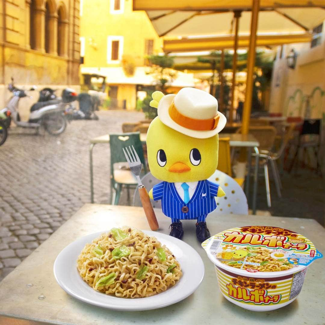 チキンラーメン ひよこちゃんさんのインスタグラム写真 - (チキンラーメン ひよこちゃんInstagram)「ボンジョ～ルノ！ 本場イタリアで食べる 「チキンラーメンのカルボナーラ」は、 濃厚チーズがやみつきで、 とってもボーノ♪で～す！ ン〜♪ #カルボナーラ #汁なし #湯切り #チキンラーメン #ひよこちゃん #日清食品 #日清 #nissin #character #ramen #🍜」10月9日 11時30分 - chickenramen_hiyoko