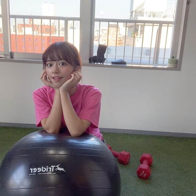 牧野桃美さんのインスタグラム写真 - (牧野桃美Instagram)「⠀ アラサーになって、体型が気になりだした牧野、、 @next__gym 目黒店のパーソナルジムに行って1ヶ月が経ちました🍑❤︎ 週一のトレーニングと共に食事の見直しもしていただいてます！🍚 週に3回は食べてたパスタも今では月一になりました、感動👏✨ ⠀ 担当の下平さんは笑顔で指導してくれる、初心者の私にも優しい先生なの😫！ パーソナル続くか不安だったけど、これからも頑張れそう💕 ⠀ また大きな変化があったら、報告するね！ ⠀ ⠀ ⠀ ⠀ ⠀ #パーソナルトレーニング#ジム#目黒#筋トレ#ボディメイク#筋トレ女子#ダイエット#ダイエット記録 #bodymake」10月9日 11時30分 - momomi_makino