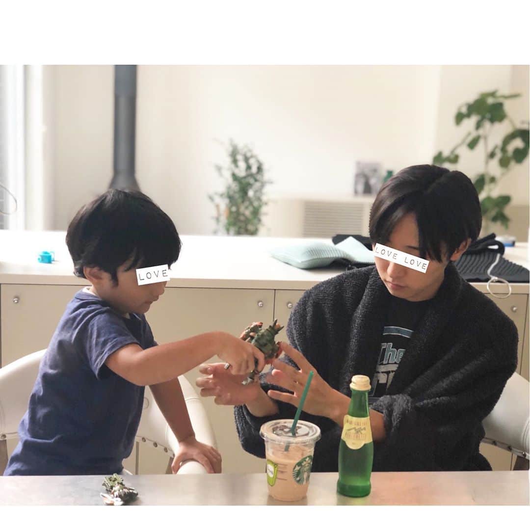 神崎恵さんのインスタグラム写真 - (神崎恵Instagram)「三兄弟。 毎日ひと息時間には息子たちの写真を眺めながら。 2枚目の次男。またアーモンドチョコをくれました🍫🍫🍫 毎回、もったいなくて、いつもよりかなりゆっくりもったいぶって食べてます。 今日はもう水曜日だって。はやいなぁ。 明日は #lancome のイベント♡ みなさまにお会いできるのが楽しみでしかたない😍」10月9日 11時46分 - megumi_kanzaki