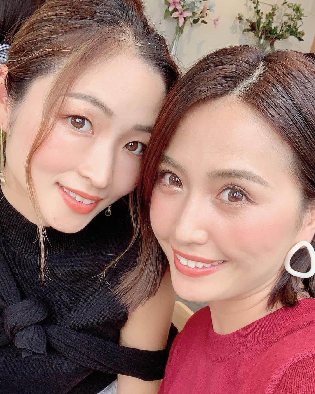 のインスタグラム：「昨日は心友のまいこの誕生日🎂💕﻿ ﻿ 当日空いてたらランチだけどお祝いしたいな〜と﻿ 思っててさりげなくスケジュールを聞いたら、﻿ 自分の誕生日なのにすっかり忘れて﻿ ネイルサロンとパーソナルジムの予約してた😂w﻿ ﻿ ﻿ 本当にいい意味でサバ女💕﻿ ﻿ めっちゃ頼れるタイプなのに﻿ 意外なところで抜けてるし、﻿ ﻿ ツッコミながらも旦那さんを立てる﻿ デキ嫁であり、デキるママ、そして努力家👩💕﻿ ﻿ ﻿ とりあえずママ業で悩んだら﻿ 相談に乗ってもらう人（笑）﻿ ﻿ ﻿ 旦那さんの友達として出会って15年。﻿ #家族みたいなもんだよ﻿ ﻿ ﻿ 愛してるよ💕﻿ ﻿ ﻿ #39歳おめでとう #tessで出会って15年 ﻿ #毎年旅行へ行く仲 #ママ10周年おめでとう ﻿ #セレブ妻だけどセレブじゃない頃からなかよし ﻿ #家族ぐるみでこれからもよろしく #美容友達 ﻿ #水野祐香 #youtuber #model #director #editer #ワーキングママ #ママ  #アラフォー  #アラフォーモデル #39歳 #加齢に負けず華麗に生きる」