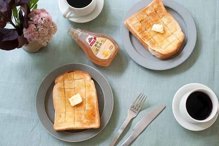 イオンさんのインスタグラム写真 - (イオンInstagram)「気になるものを使わずシンプルに仕上げた食パン🍞 ・ 朝食はもっぱらパン食！ でも、最近、食品添加物が気になる…。毎日食べるものだから、安心して食べられるものがいい！そんな方におすすめなのが、トップバリュ グリーンアイフリーフロムの「パン・ド・ミ」です。 ・ イオンの「パン・ド・ミ」は、マーガリンやイーストフード・乳化剤を使わず、オリーブオイルでシンプルに仕上げた食パン。トーストすると外はサクッ、中はふんわりとした食感に♡ ・ 素材を生かしたおいしい食パンだから、ひと手間加えると、まるでカフェメニューのよう。 ・ おすすめの食べ方は「はちみつ&塩バタートースト」(2枚目)！切れ目を入れて焼いた「パン・ド・ミ」にバターをのせて、はちみつをたらり。隠し味に塩をパラッと振れば、完成です。手軽なのに、クセになるおいしさ！ ・ #タベリー #食べスタグラム #朝ごはん #昼ごはん #ブランチ #カフェごはん #カフェメニュー #おうちカフェ #家庭料理 #家庭料理部 #料理日記 #料理記録 #料理好き #おうちごはん #クッキング #クッキングラム #ごはん日記 #簡単ごはん #今日のごはん #イオン #AEON #トップバリュ #パンドミ #パン #オリーブオイル #トーストアレンジ #パン好き #トースト ・ 投稿内容は2019年10月時点での情報となります。店舗により品揃えの異なる場合がございます。売り切れの際はご容赦ください。」10月9日 12時00分 - aeon_japan