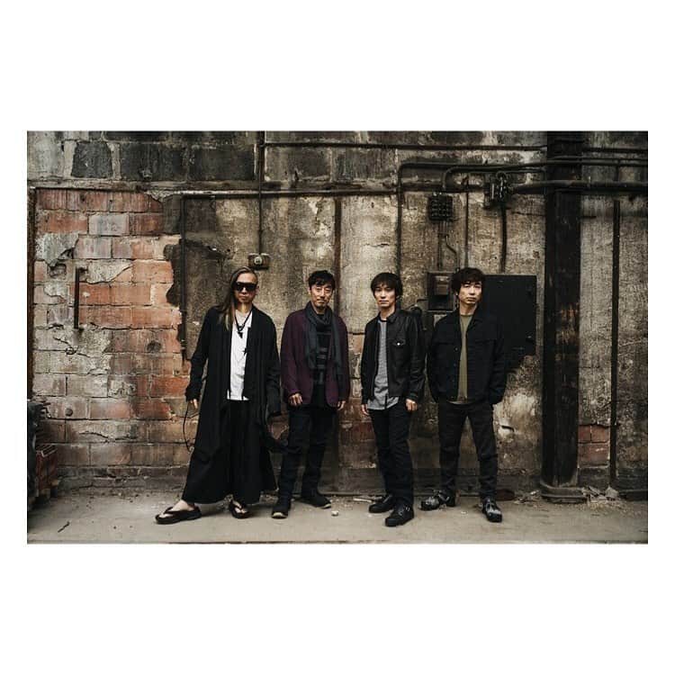 島田大介のインスタグラム：「少し前ですがスピッツさんのアーティスト写真撮影させて頂きました。 本日発売のアルバム「見っけ」楽しみ！  #daisukeshimadaphotograph  #スピッツ」