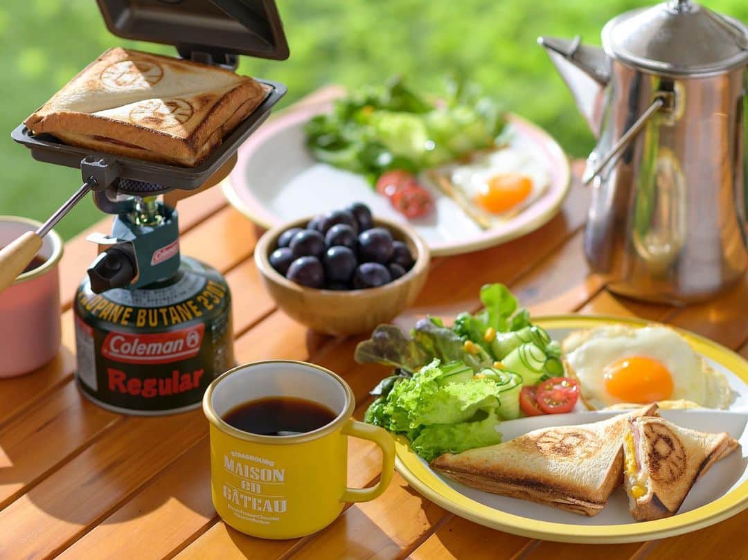 Coleman Japanのインスタグラム：「【コールマン × 超熟アウトドアクッキング】 キャンプの朝やピクニックに☀️「コーンポタージュホットサンド × 超熟」。粉末コーンスープをペースト状にして「超熟」ではさんでホットサンドに🍞 ・ レシピは、超熟トーストmeets特設サイト（@pasco.jp）で公開中。 ・ おすすめギアはコレ👉#ランタンマーク がかわいい♪「ホットサンドイッチクッカー」 ・ ━━━━━━━━━━━━━━━━━ 🍽#私のコールマンレシピ 大募集😋  #私のコールマンレシピ を付けて投稿して頂いた中から素敵なお写真は、コールマン公式SNSでご紹介させて頂きます♪ ━━━━━━━━━━━━━━━━━ ・ ・ ・ #灯そうColeman #灯そうコールマン #灯そう #Coleman #コールマン #Outdoor #アウトドア #アウトドア料理 #アウトドア飯 #キャンプ飯 #キャンプご飯 #キャンプ料理 #キャンプごはん #アウトドアレシピ #キャンプレシピ #ホットサンド #コーンポタージュ #私のコールマン #Pasco #パスコ #超熟 #超熟パン #超熟いいね #超熟のある暮らし #アウトドアに超熟﻿」