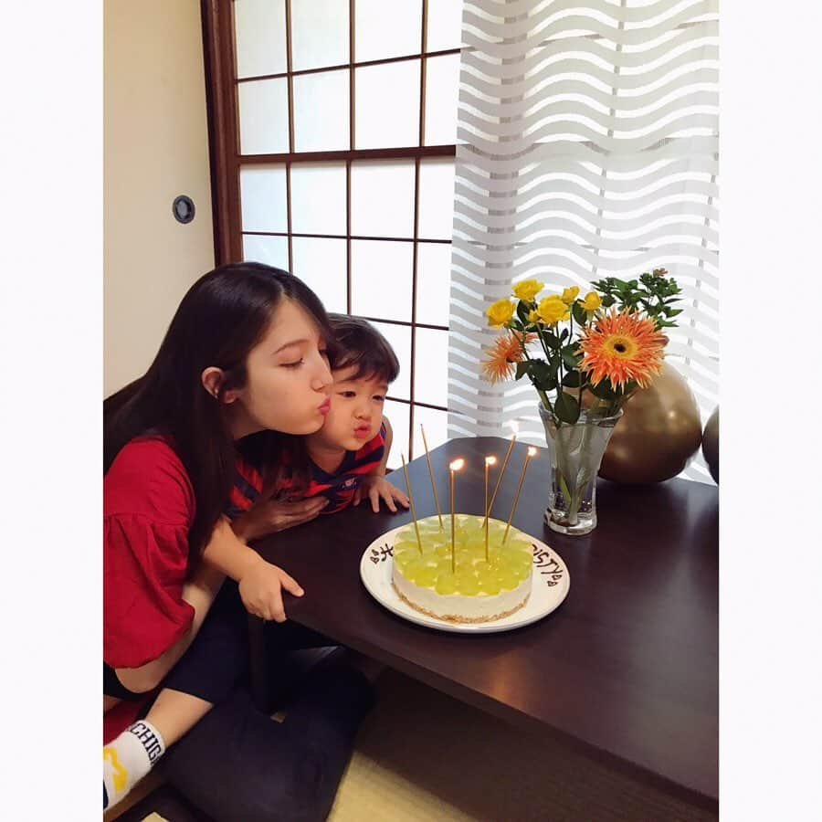 ティファニー春香さんのインスタグラム写真 - (ティファニー春香Instagram)「. 先日、家族で姉のお誕生日祝いを🎂🎉 母が美味しいマスカットのレアチーズケーキ を作ってくれました☺︎💚✨ ぶどう好きな甥っ子も大喜び👶🏻笑 . 年子の姉だけど、すでに2人の息子の子育てに 励んでいていつも感心します🙏🏻 素敵な歳になりますように..🌟 #happybirthday #birthdaycake #cheesecake」10月9日 12時17分 - tiffanyharuka