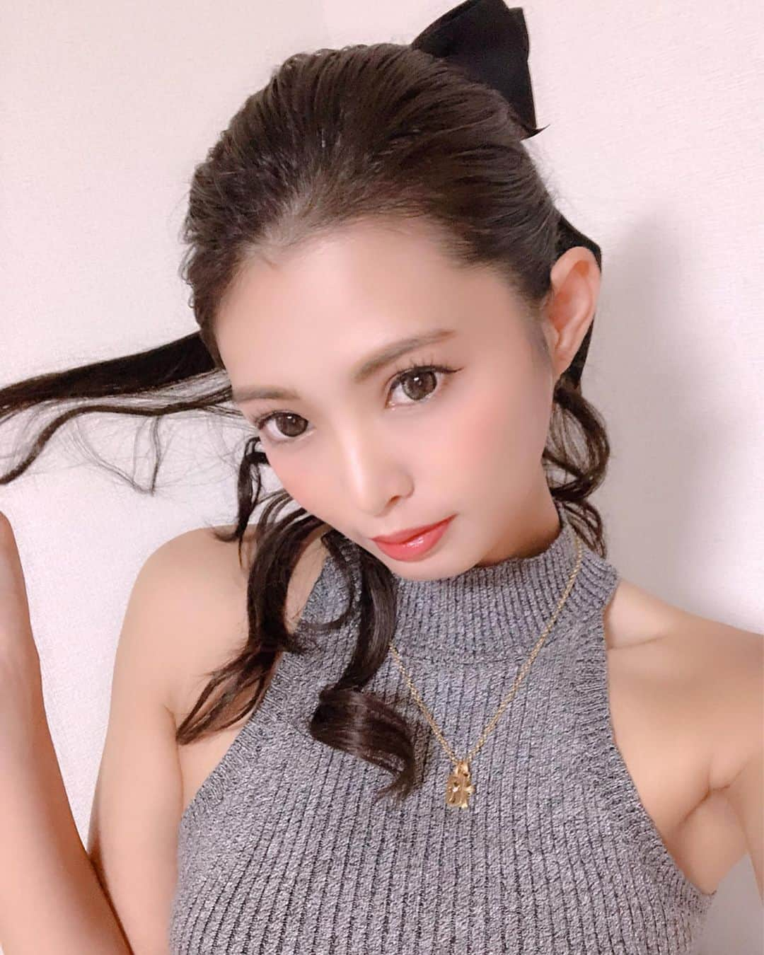 堀えりかさんのインスタグラム写真 - (堀えりかInstagram)「メイクも変えてみた💄 カラコン14.2だけどもっとナチュラルなの欲しいな〜🤔 . お嬢系目指したいのに持ってる服がごとかしら出てる件。笑 買い直さなければ🤣🤣🤣 . .  #メイク #コーデ #オールバック #オールバックポニーテール #ポニーテール #ライダースジャケット #秋コーデ」10月9日 12時17分 - xerikax143