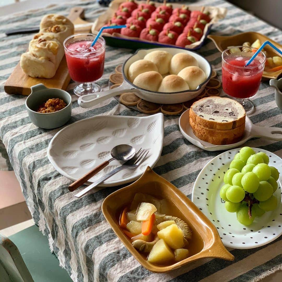 Ranさんのインスタグラム写真 - (RanInstagram)「. . 昨日は久しぶりの休日。 アレコレ作ったものを持ってお友達のおうちへ。 お外で食べるごはんも好きだけど、 こうやっておうちで楽しむごはんも大好きです☺️ . . . Lunch party 💓 . . . #bread #lunch #lunchparty #kawaii #kawaiifood #totoro #apple #Muscat #yummy #party #homeparty #手作りパン #ちぎりパン #イラストパン #トトロ #トトロの森 #おうちカフェ #女子会 #ランチ会 #持ち寄りランチ #よしざわ窯 #松尾みゆき #テーブルクロス #おもてなし #パン教室 #konel @aozorarintaro  いつもありがとう♡」10月9日 12時26分 - konel_bread